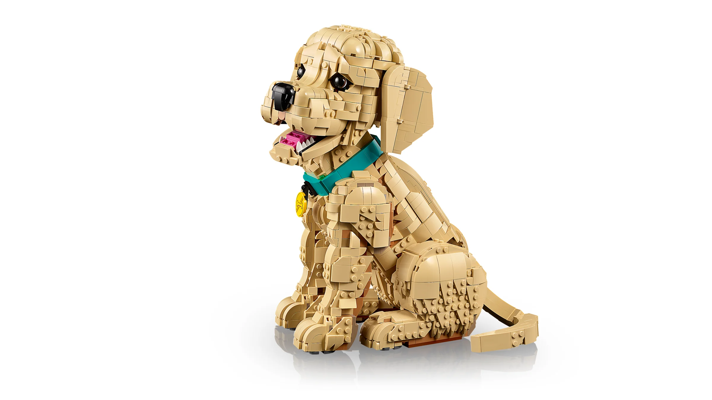 Cățeluș Golden Retriever LEGO construibil, maro deschis, cu guler și medalion.