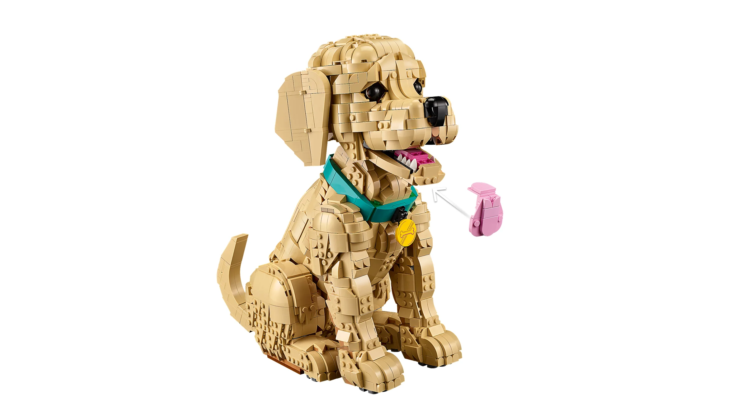 Model detaliat LEGO al unui cățeluș Golden Retriever așezat, cu o jucărie roz în gură.