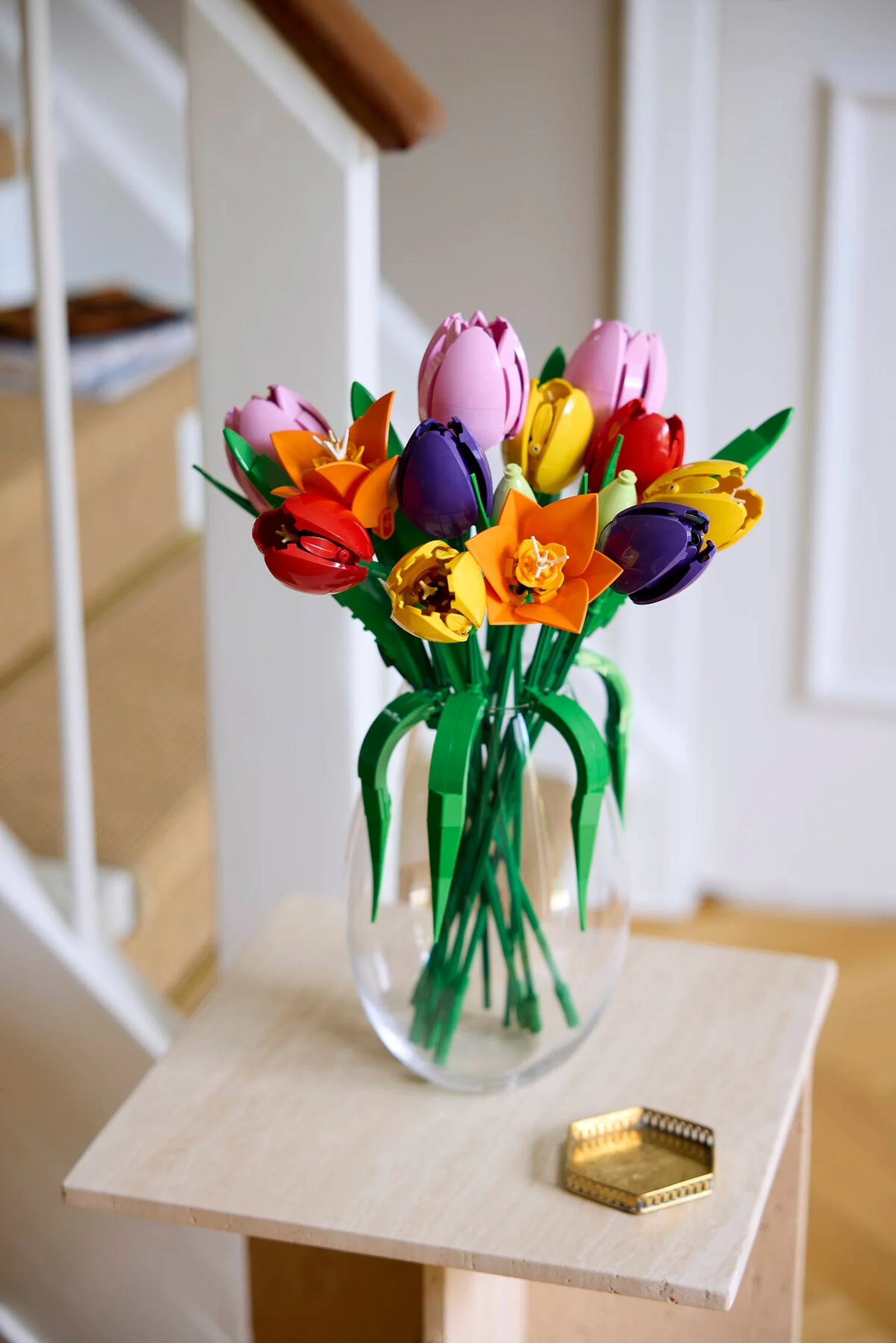 Un buchet LEGO de lalele colorate într-o vază, ideal pentru decor. Detaliile sunt clare și atractive.