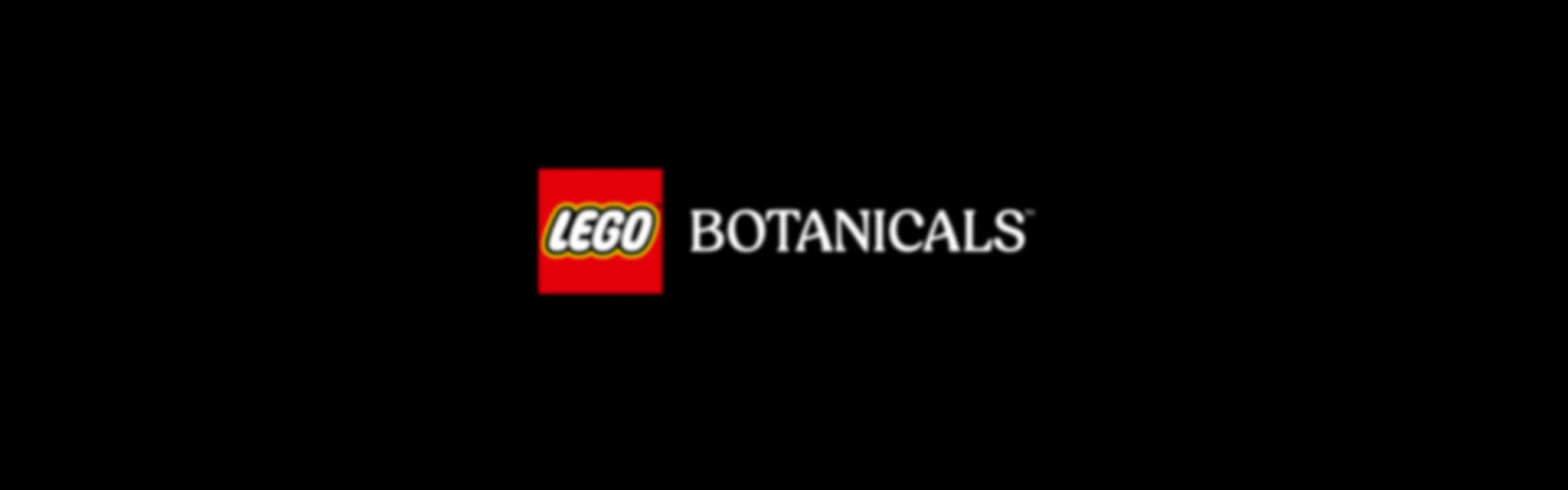 Logo-ul LEGO Botanicals afișat pe un fundal negru, simplu și elegant.
