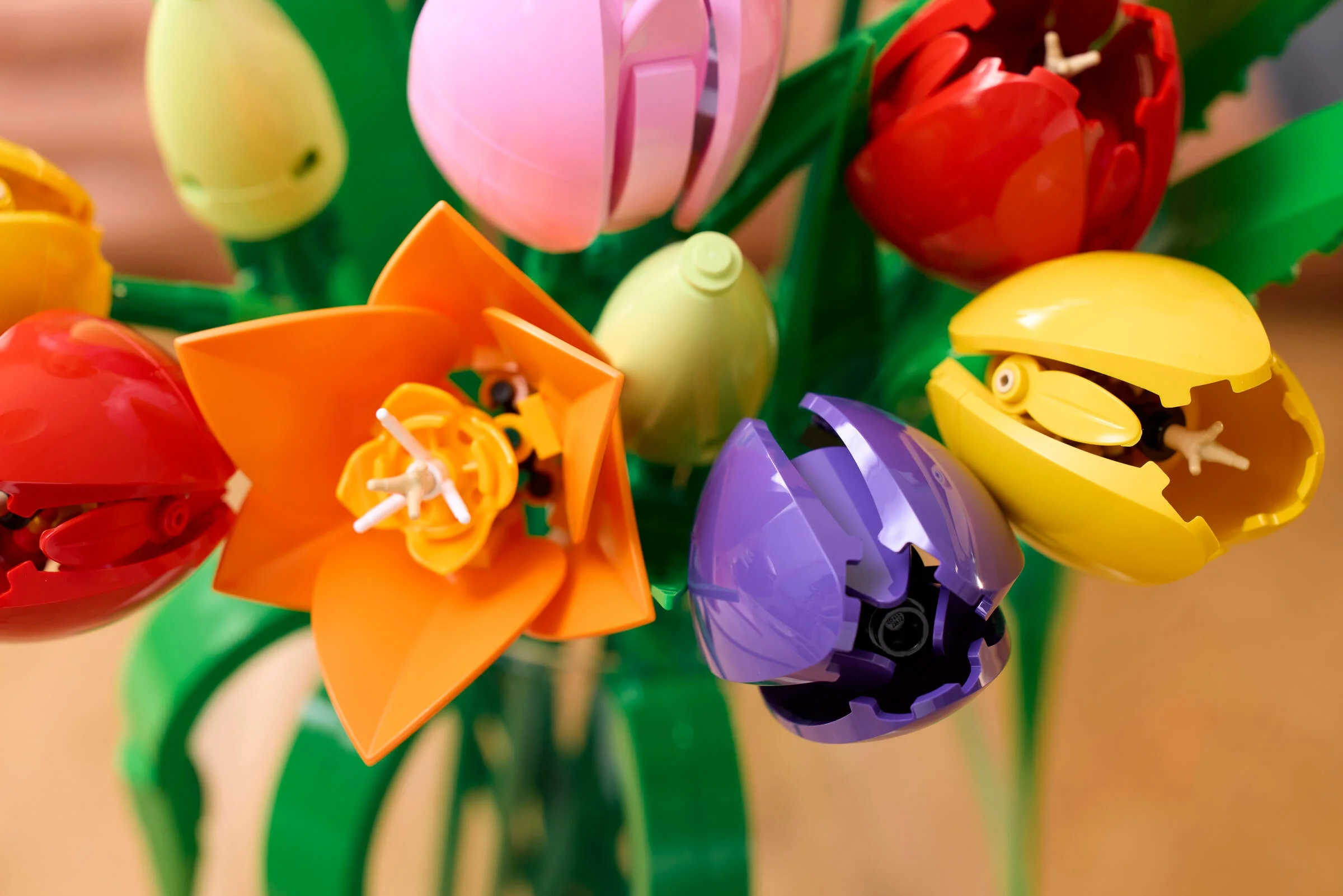 Prim plan cu un buchet colorat de lalele LEGO din setul 11501. Detalii florale superbe.