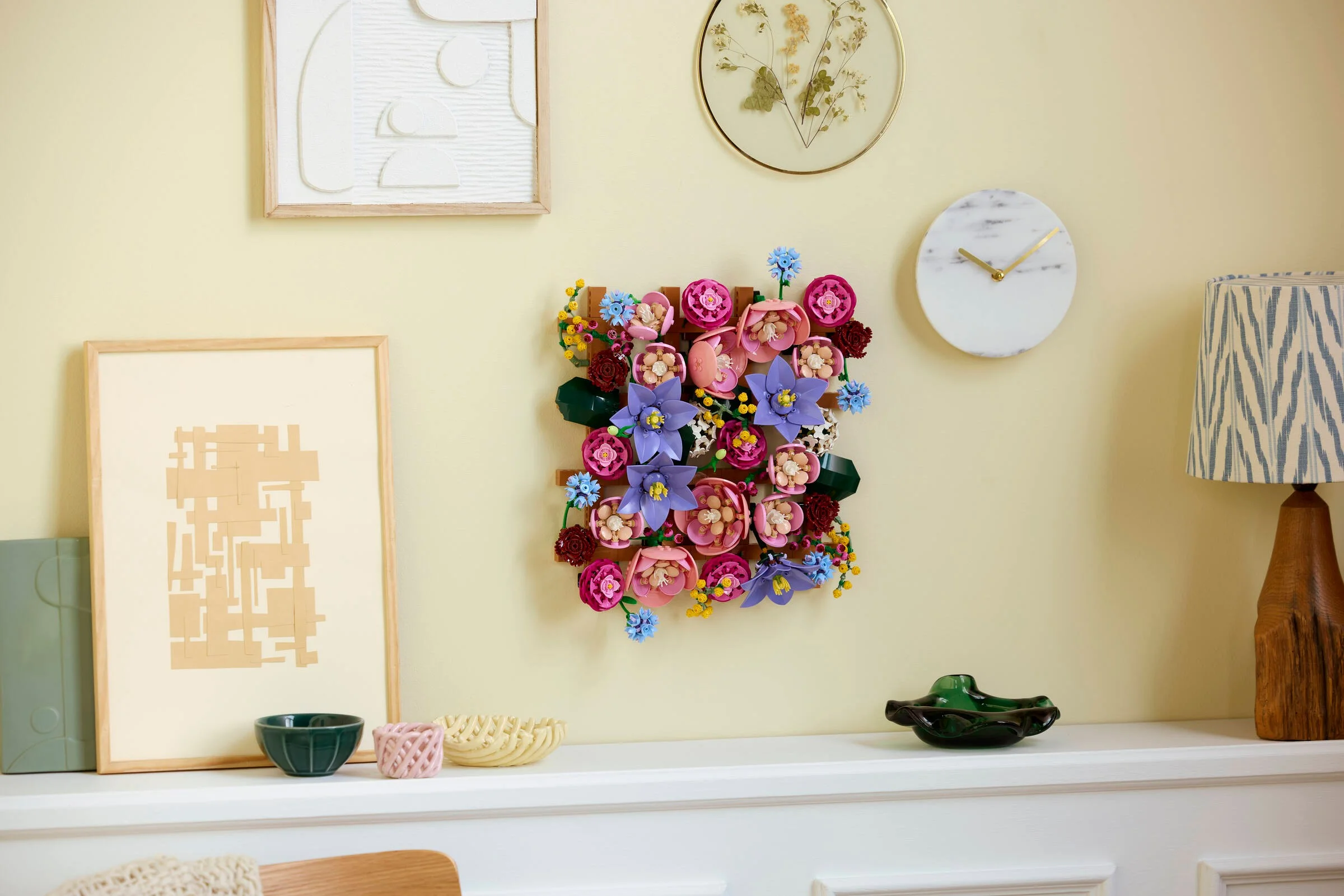 Prezentare produs: perete floral LEGO, decorativ, viu colorat, montat pe perete.