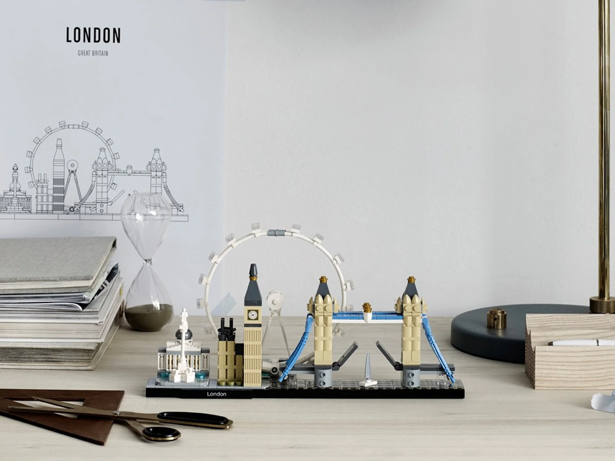 Imagine cu modelul LEGO Architecture Londra (21034), aranjat pe un birou cu accesorii. Arhitectură detaliată.