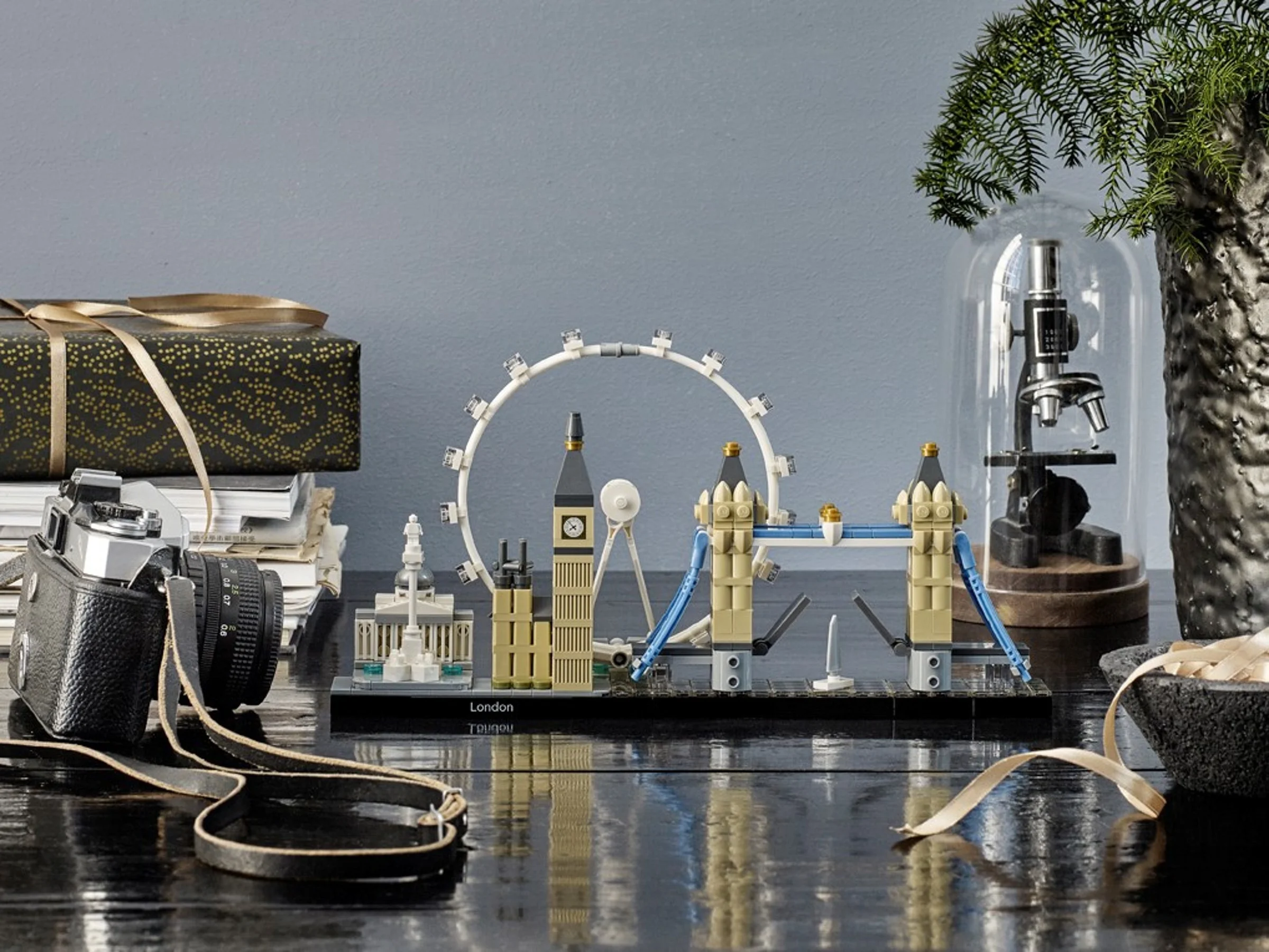 O imagine cu setul LEGO Architecture 21034 Londra, cu obiective turistice celebre. Elemente decorative adaugă context.