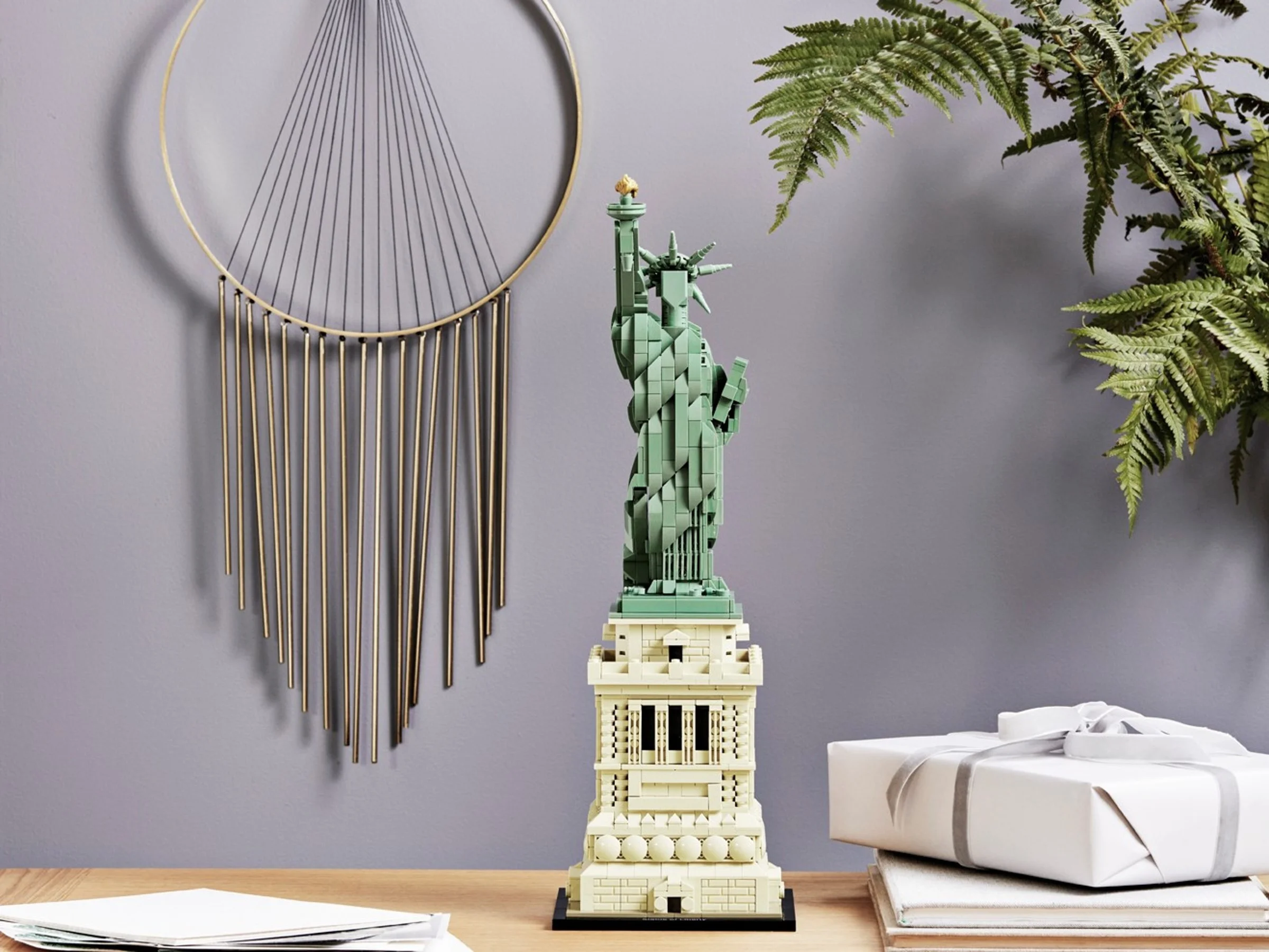 Statuia Libertății LEGO, detaliată și elegantă, în ambient modern. Un decor frumos!