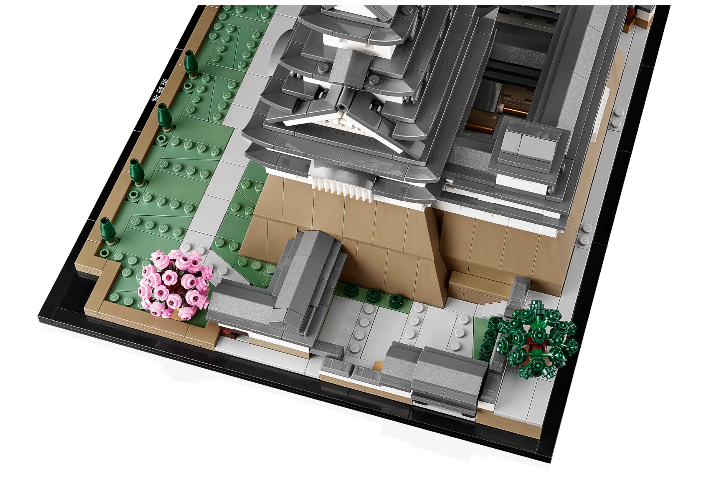 Vedere detaliată a Castelului Himeji LEGO, cu atenție la arhitectură și detalii.