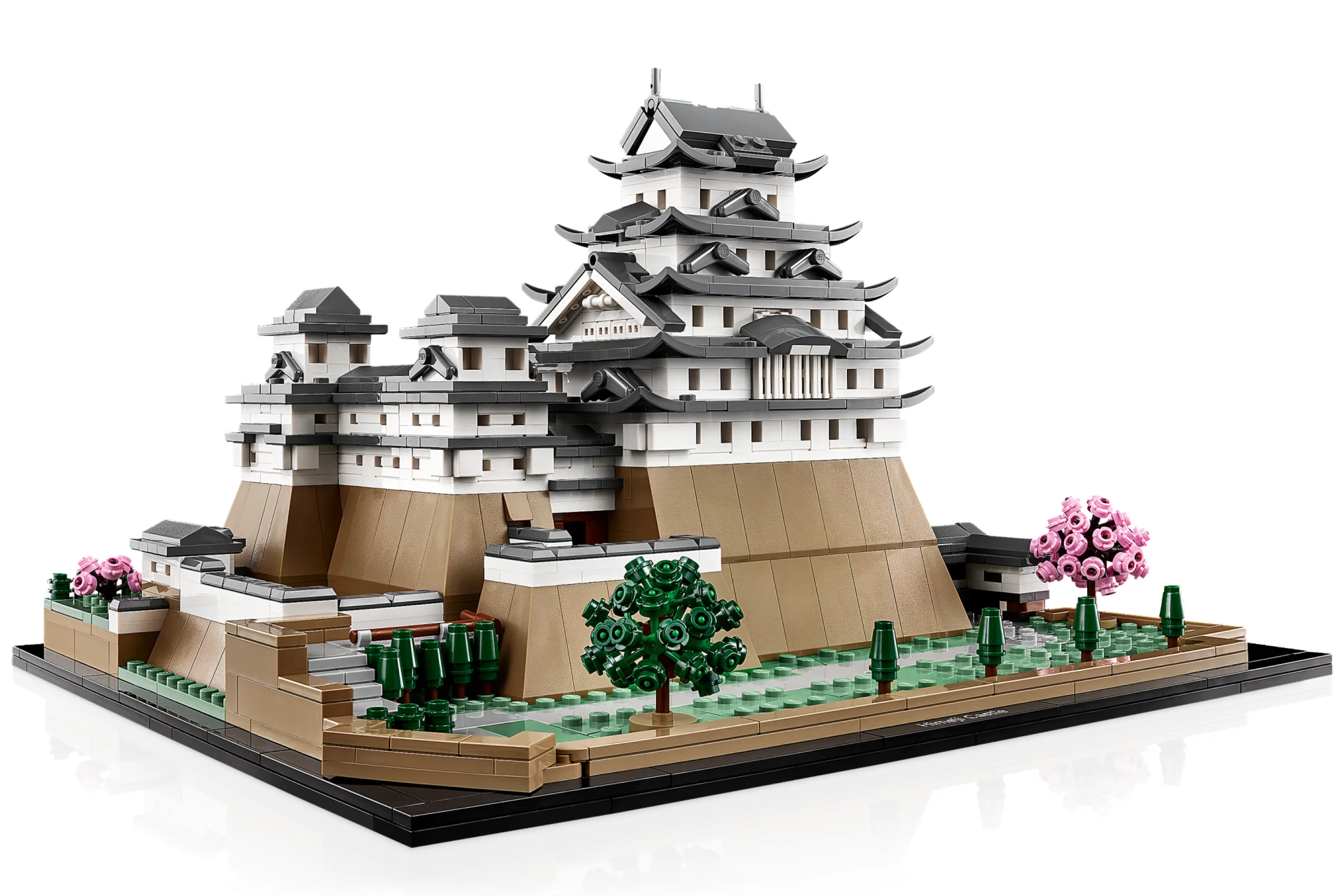Imagine cu modelul LEGO Himeji Castle (21060), arătând arhitectura complexă și detaliile fine.