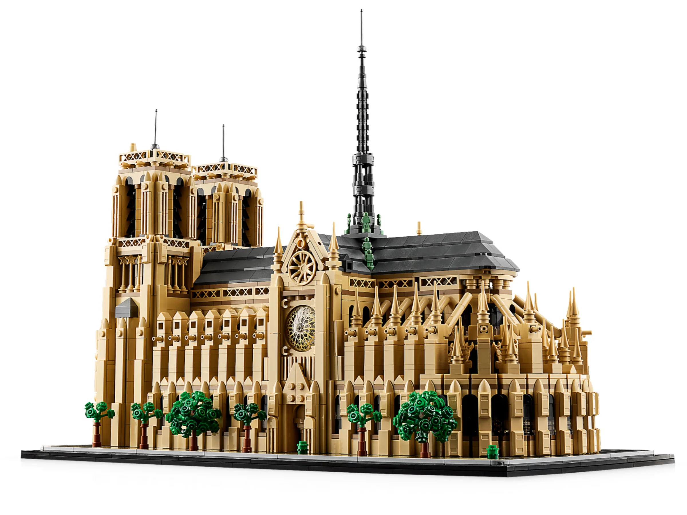 Model detaliat LEGO Notre-Dame de Paris, cu turnuri și detalii arhitecturale complexe.
