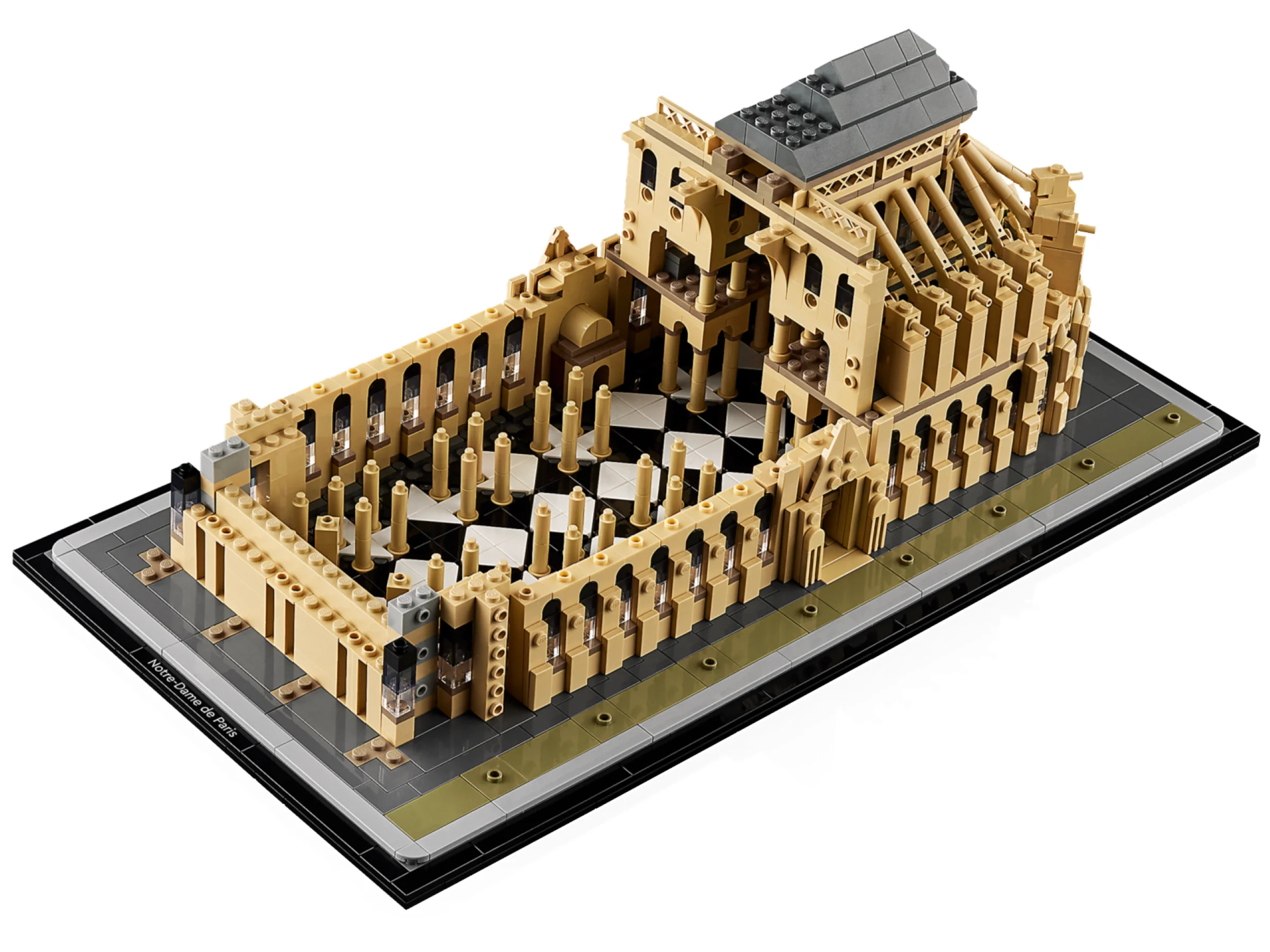 O vedere detaliată a machetei LEGO Notre-Dame de Paris, ce arată interiorul și structura complexă.