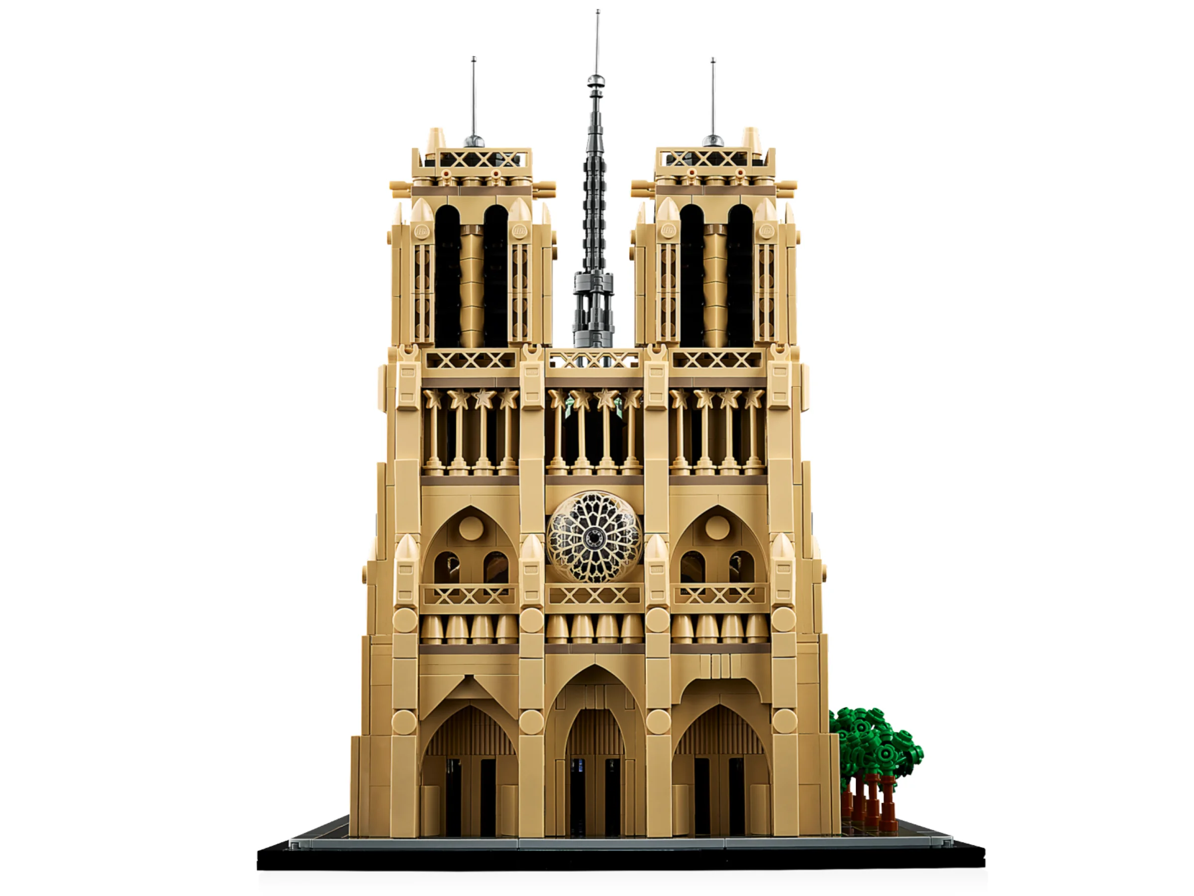 O imagine frontală detaliată a modelului LEGO Notre-Dame de Paris, cu arhitectura sa complexă.