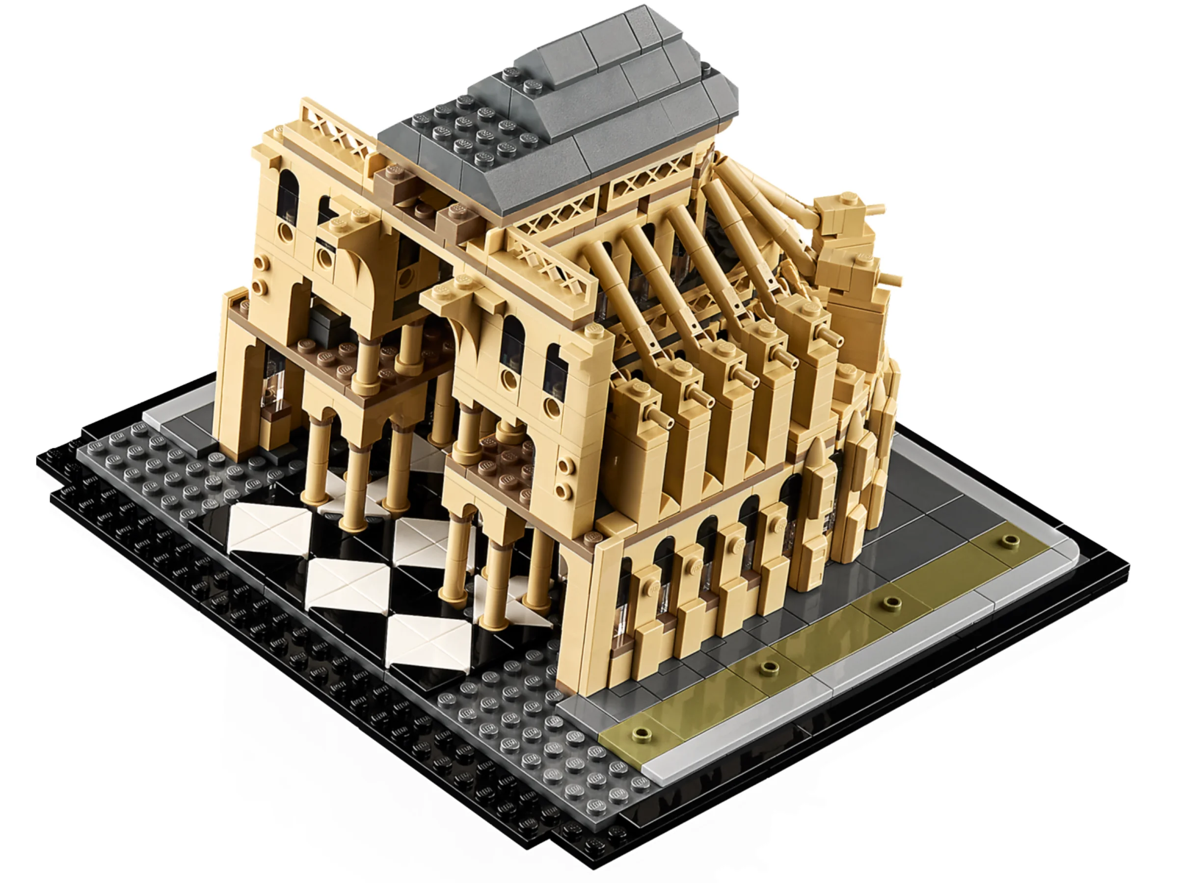 Modelul LEGO Notre-Dame de Paris, cu detalii arhitecturale complexe și bază cu model de șah.