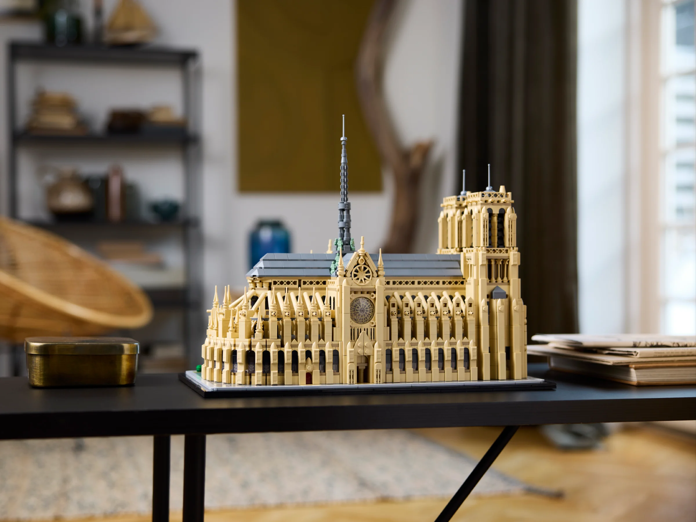O imagine a modelului LEGO Notre-Dame de Paris, detaliată și realistă.