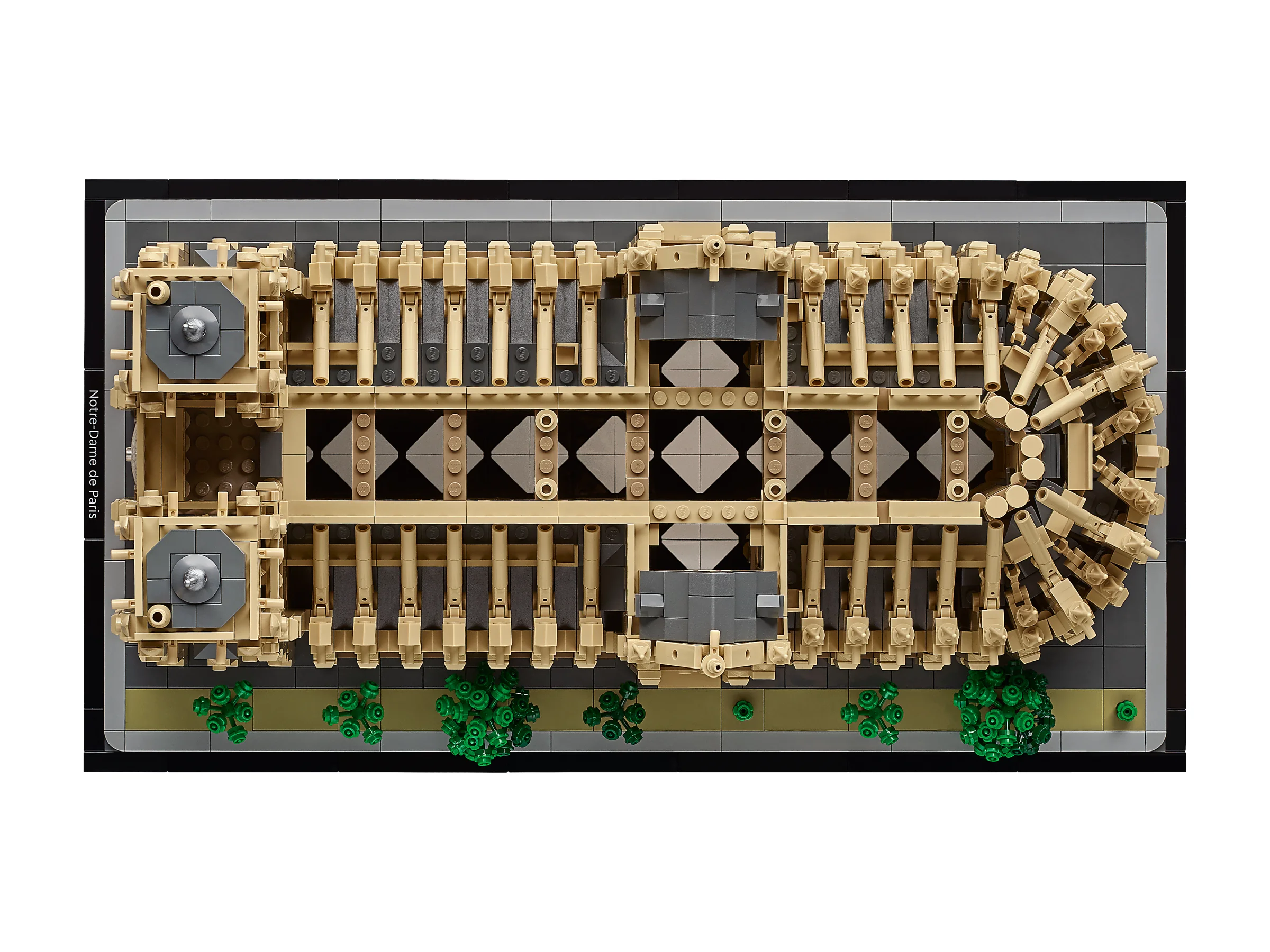 Vedere de sus a machetei LEGO Notre-Dame, ce ilustrează arhitectura gotică. Detaliu complex și precis.