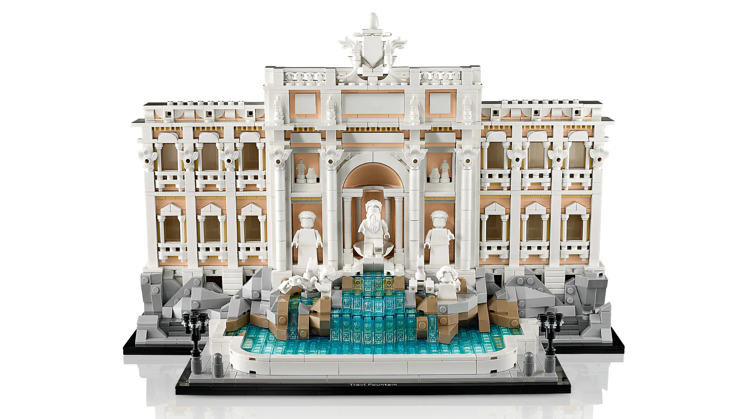 O imagine detaliată a modelului LEGO Trevi Fountain (21062), cu toate detaliile arhitecturale.