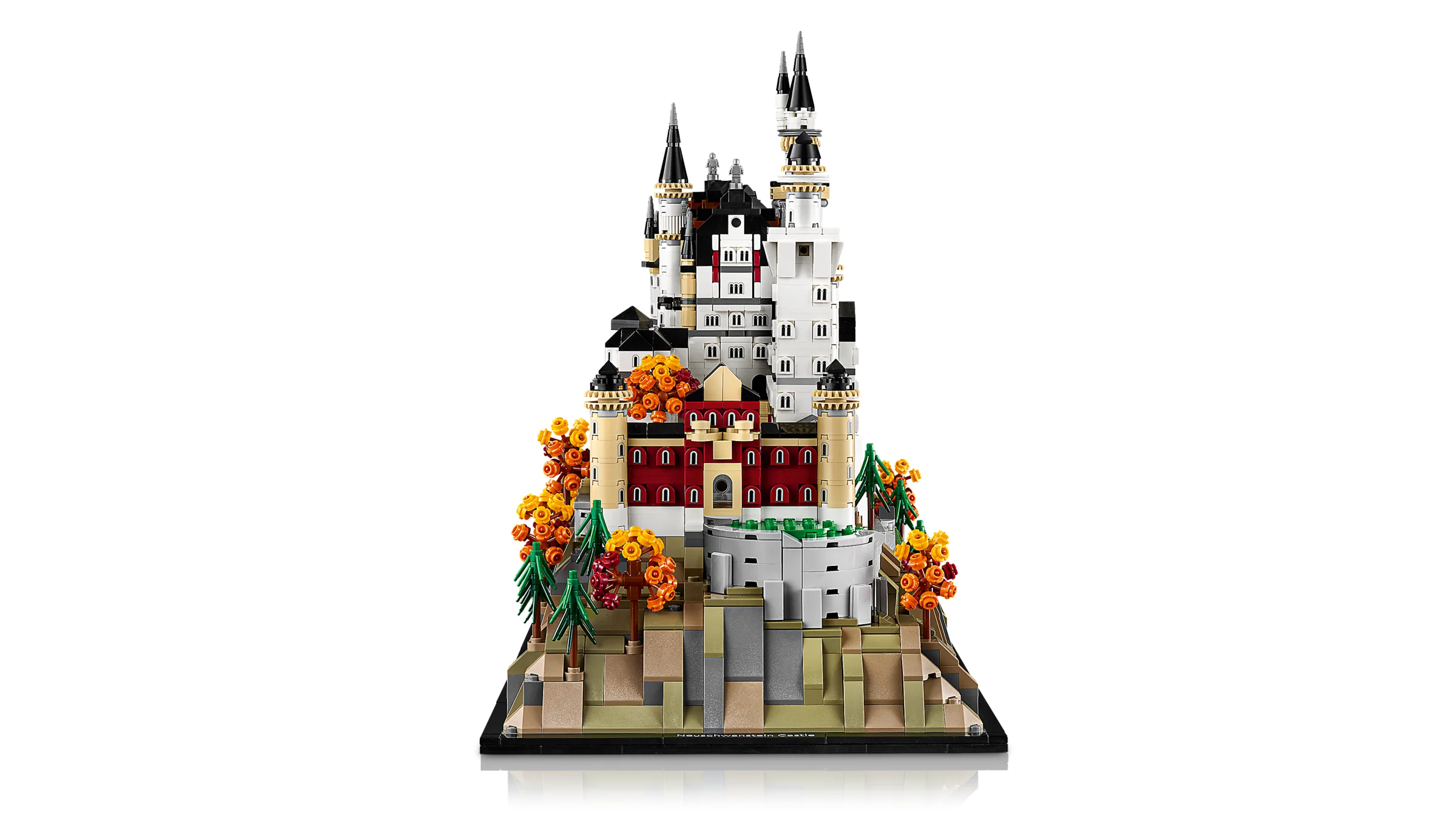 Castelul Neuschwanstein LEGO Architecture. Model detaliat, cu turnuri și elemente naturale.