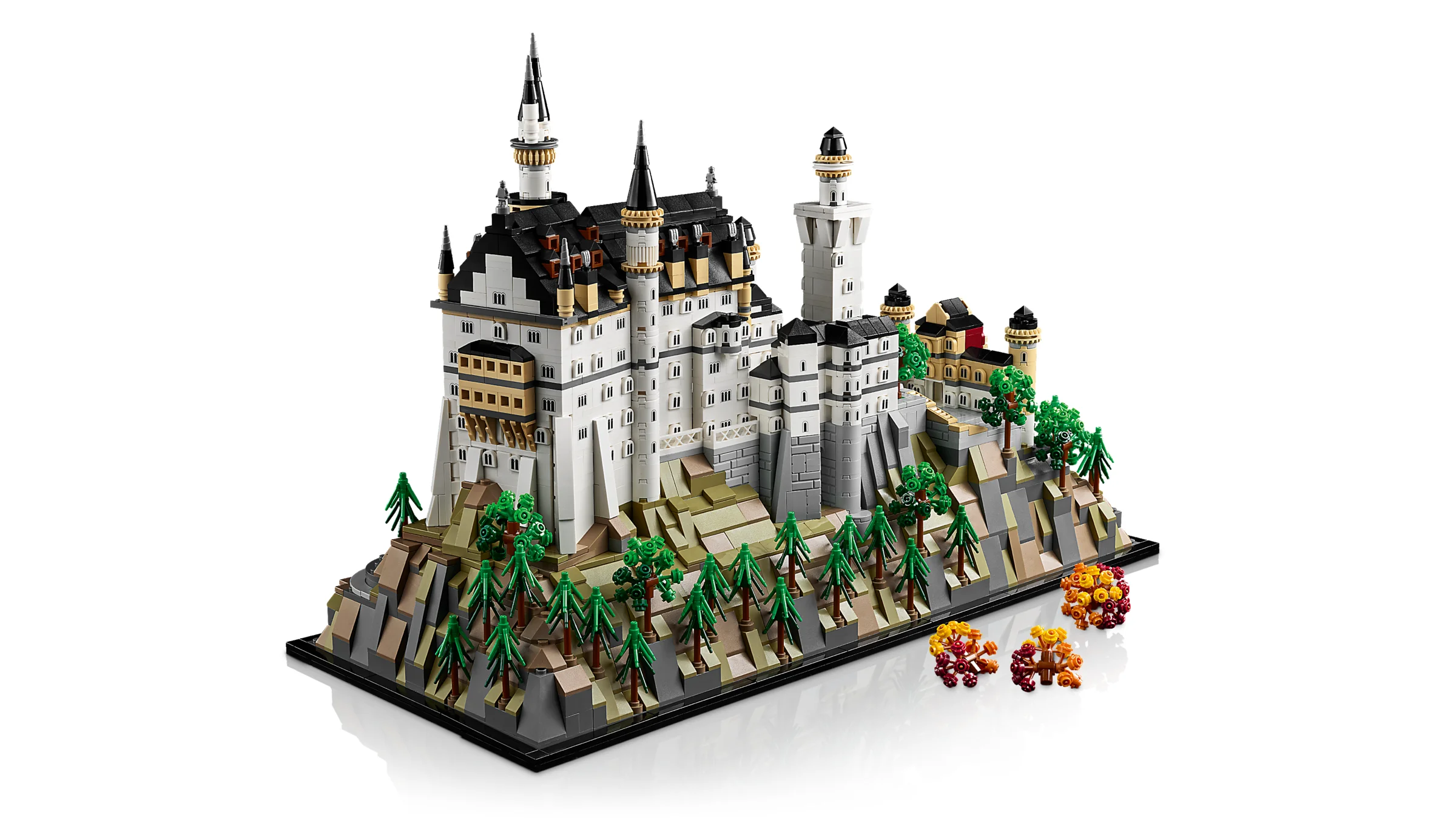 Castelul Neuschwanstein LEGO, o construcție detaliată și impresionantă pe un fundal alb.