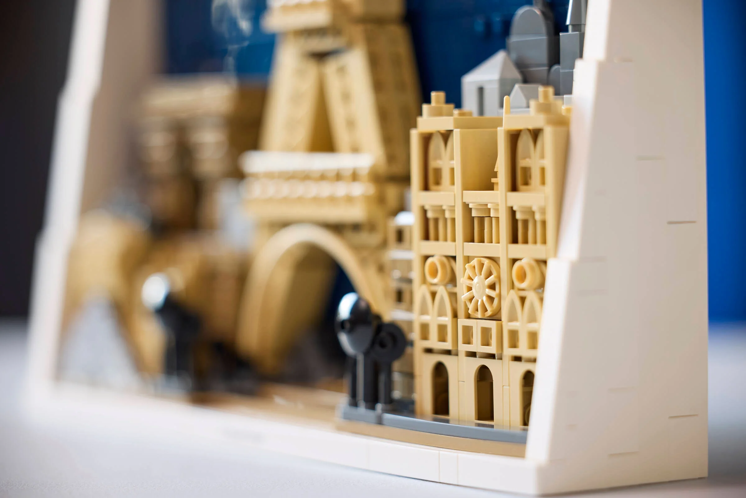 O vedere detaliată a setului LEGO Paris, cu Turnul Eiffel și Notre-Dame. Este o construcție minunată!