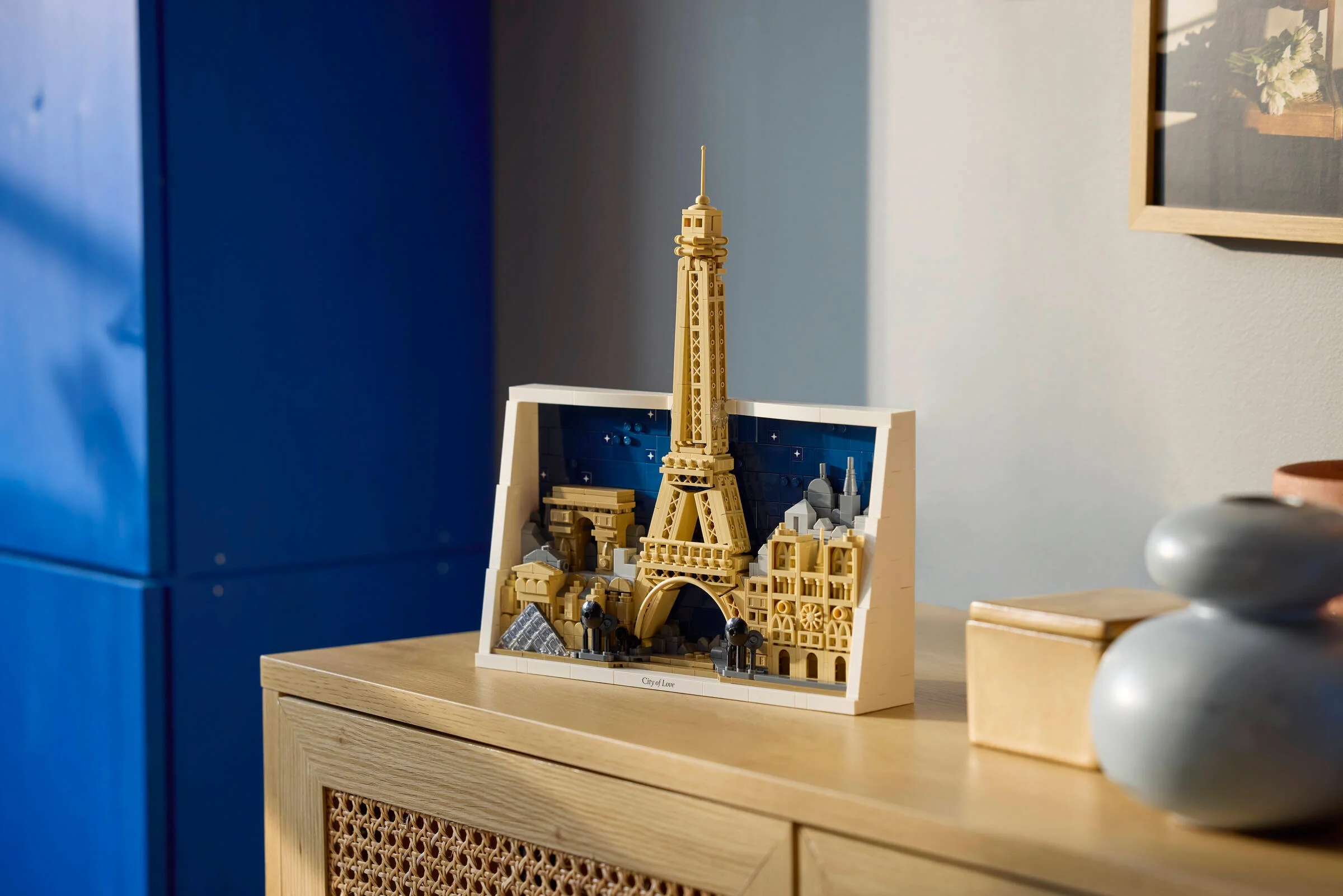 Prezentare a modelului LEGO Paris, încadrat, ideal pentru decor. Atracții pariziene.