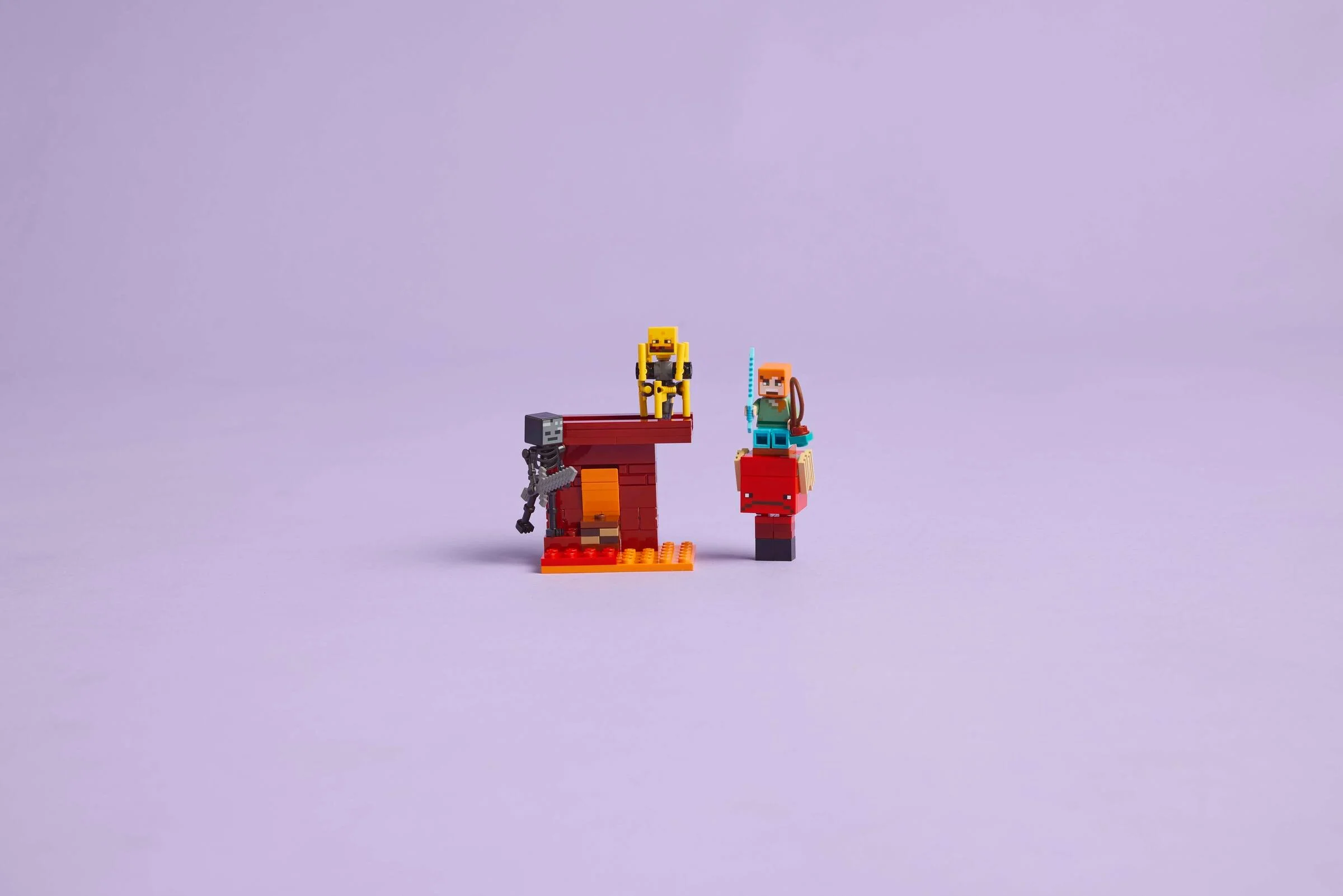 Prezentare model LEGO Minecraft cu minifigurinele Alex, Piglin și Strider pe fundal mov.