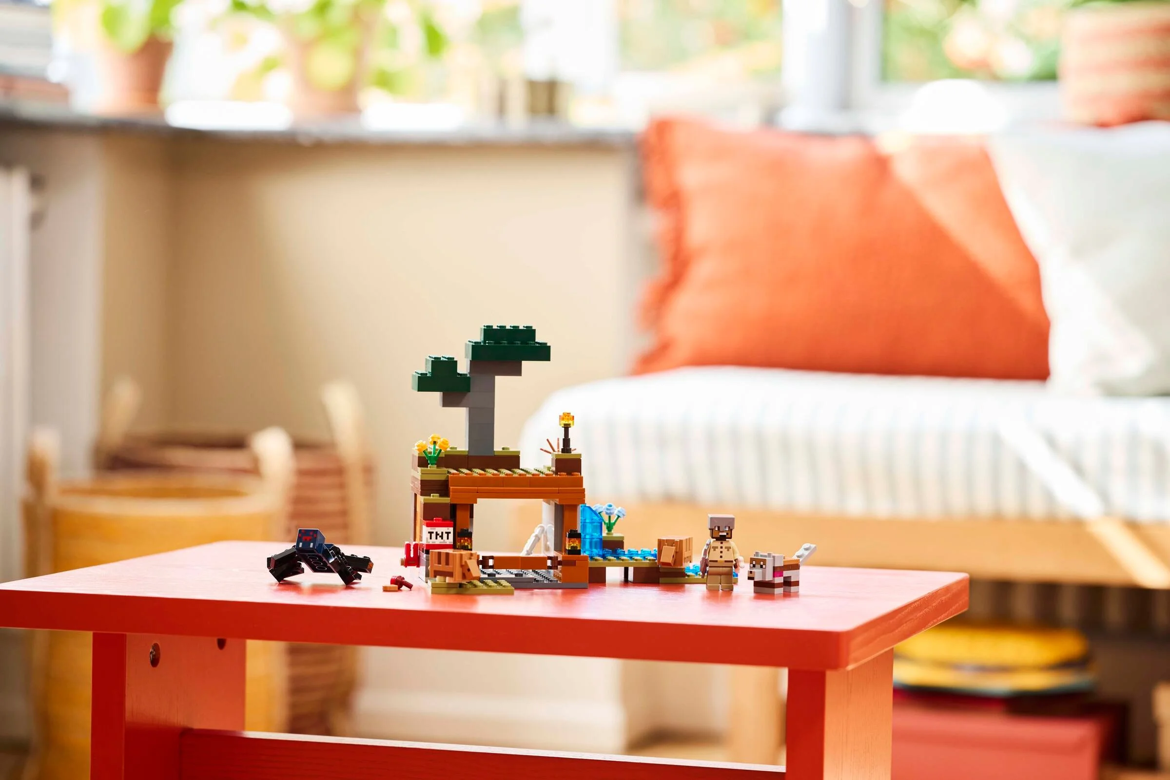 Setul LEGO Minecraft 21269 Mine Expedition, cu peisaj și minifigurine, pe o măsuță colorată.