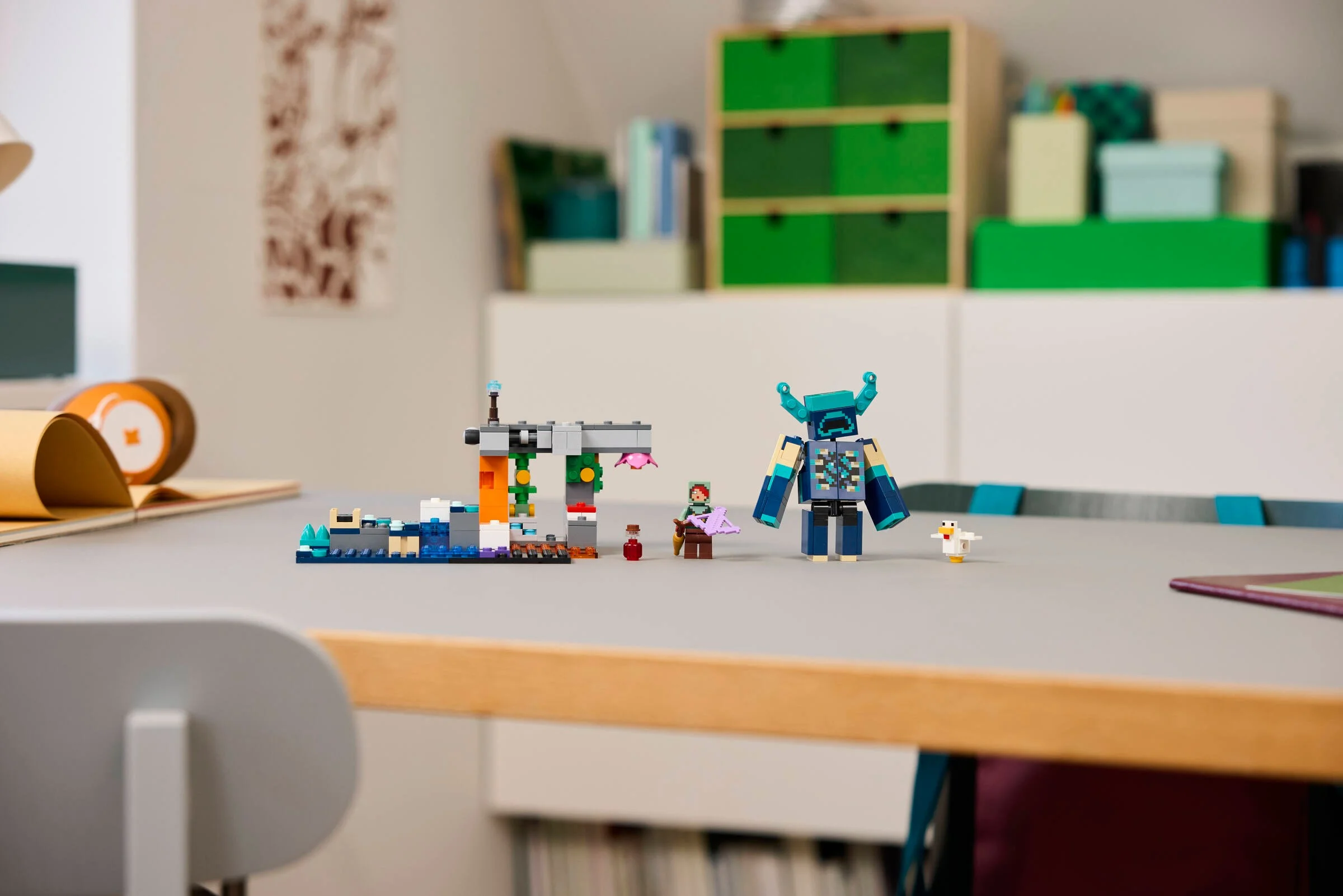 Setul LEGO Minecraft 21274 prezintă o întâlnire cu Warden-ul într-un mediu de joacă prietenos.