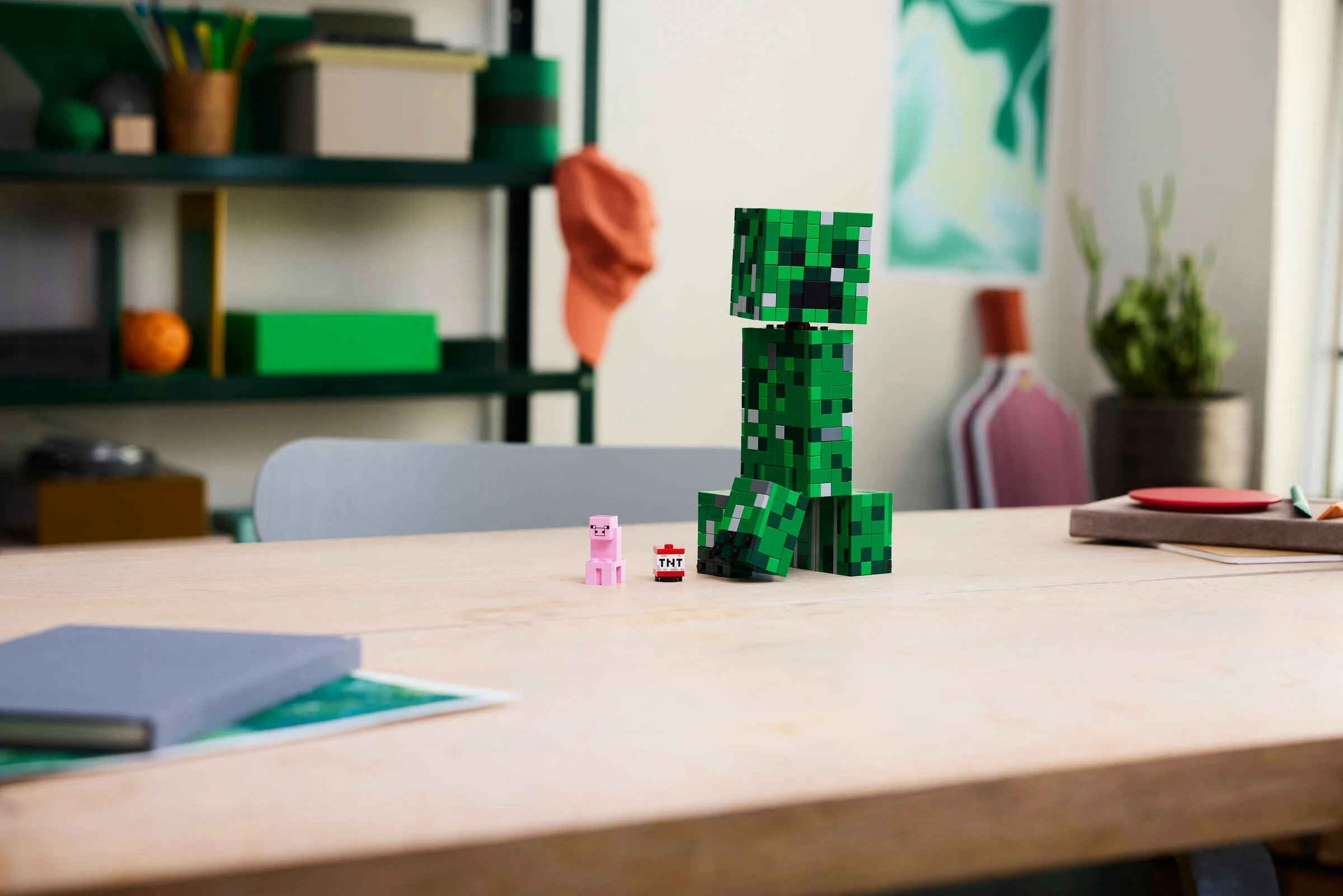 Prezentare cu Creeper, purcel și TNT LEGO Minecraft. Un cadru creativ și distractiv.