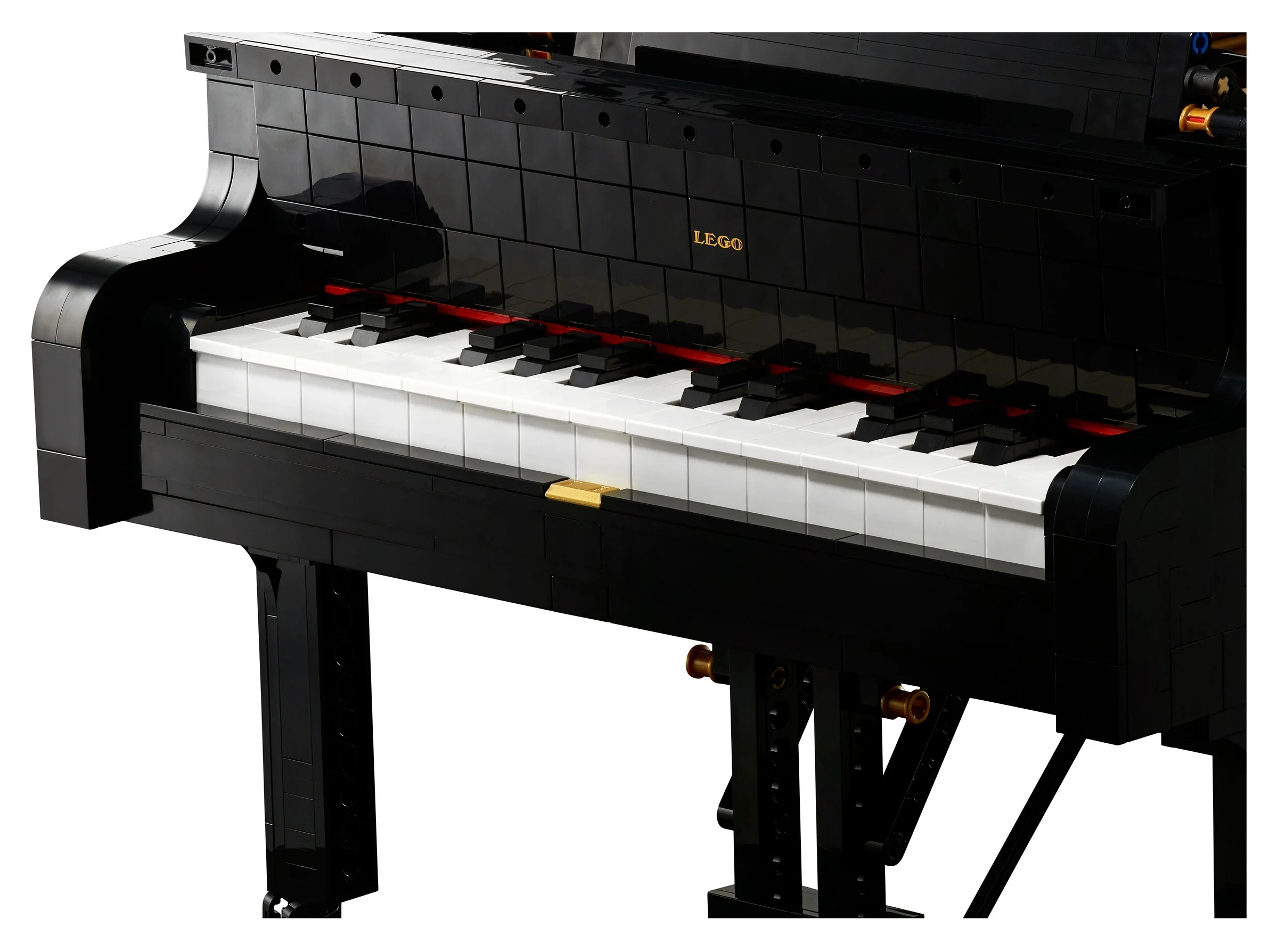 Pianul cu coadă LEGO negru, cu clape albe și negre, prezintă logo-ul LEGO pe lateral.