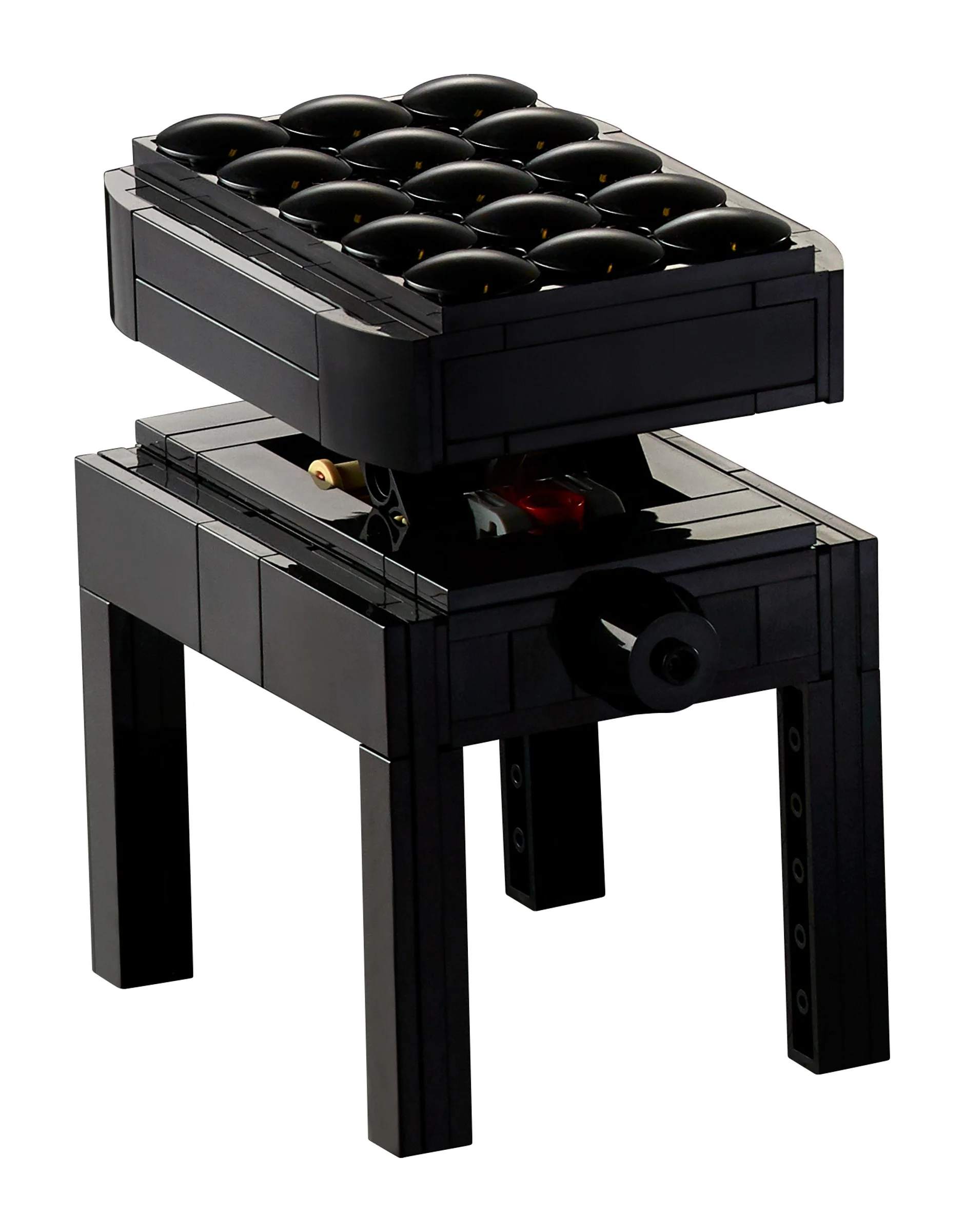 Pianul LEGO, negru și elegant, arată componentele interne delicate.