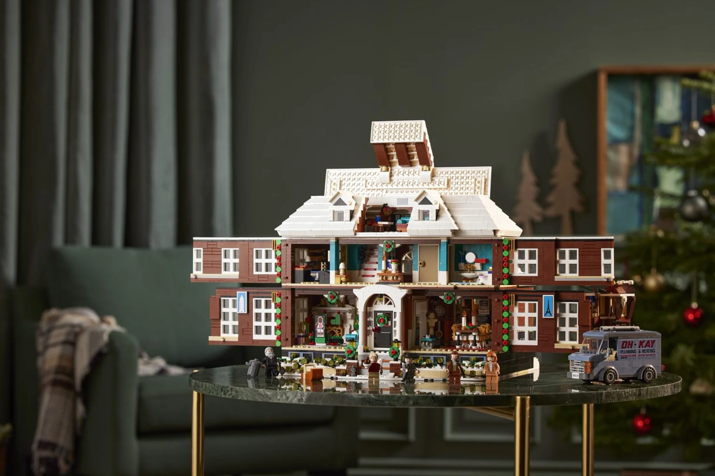 Modelul LEGO Home Alone (21330) detaliat, cu interioarele vizibile, pe un fundal festiv.