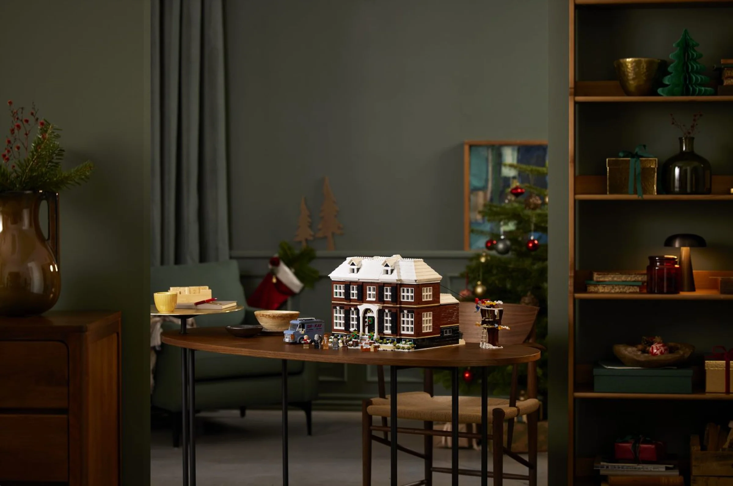 Modelul LEGO Home Alone (21330) cu minifigurinele, într-un decor festiv de sărbători.