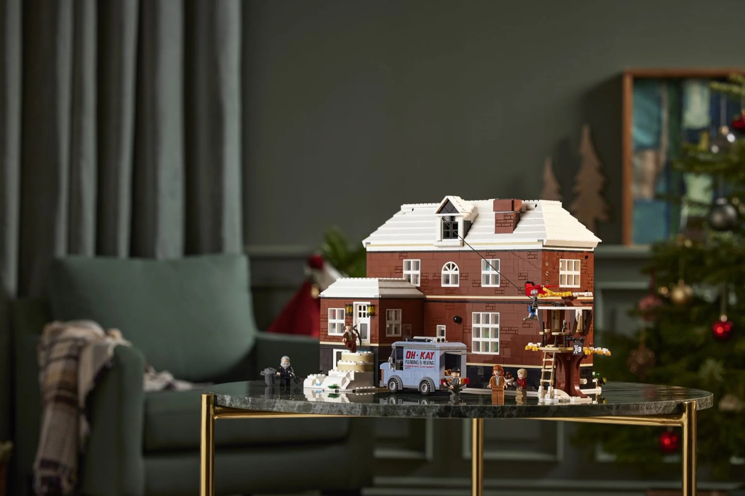 O prezentare a casei Home Alone construite din LEGO, cu minifigurine și detalii din film.