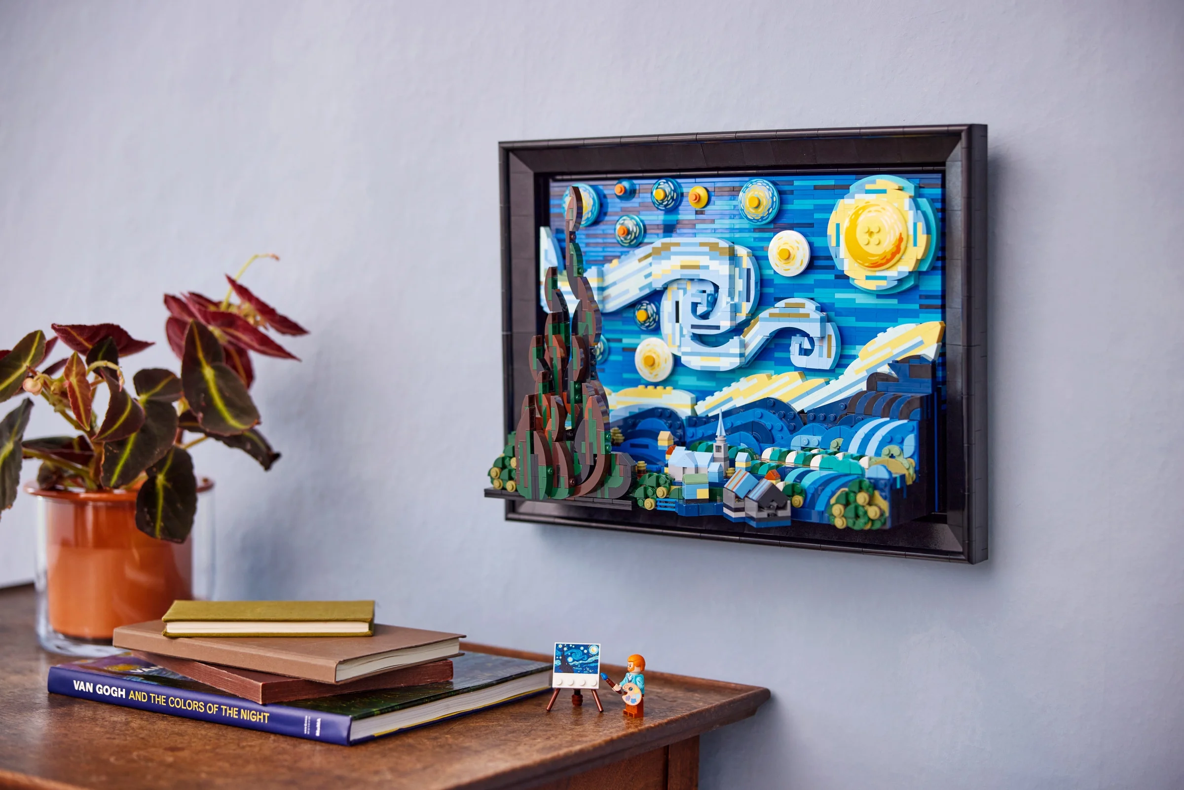 „Noaptea înstelată” LEGO, o interpretare 3D a picturii lui Van Gogh, expusă pe perete.