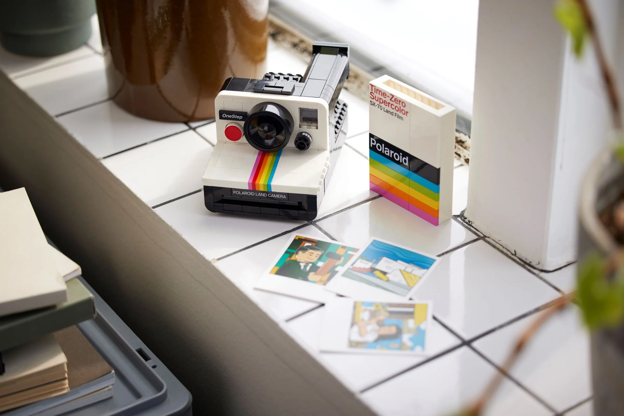 Prezentare a modelului LEGO Polaroid OneStep SX-70 și a pachetului de film.