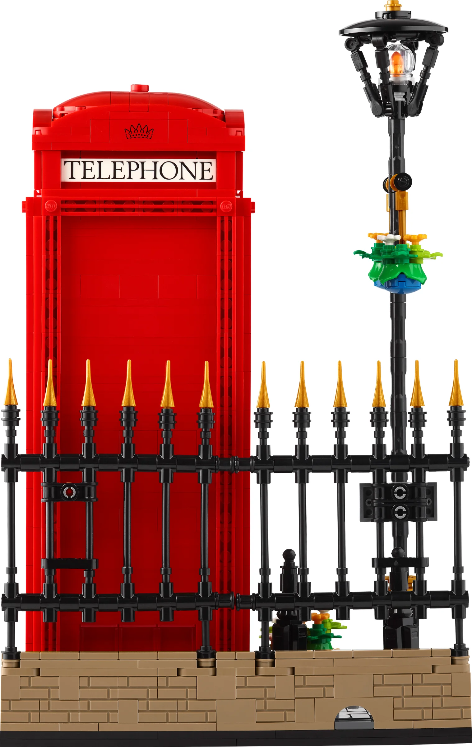 Imagine detaliată cu cabina telefonică roșie, lampa stradală și gardul, realizate din piese LEGO.