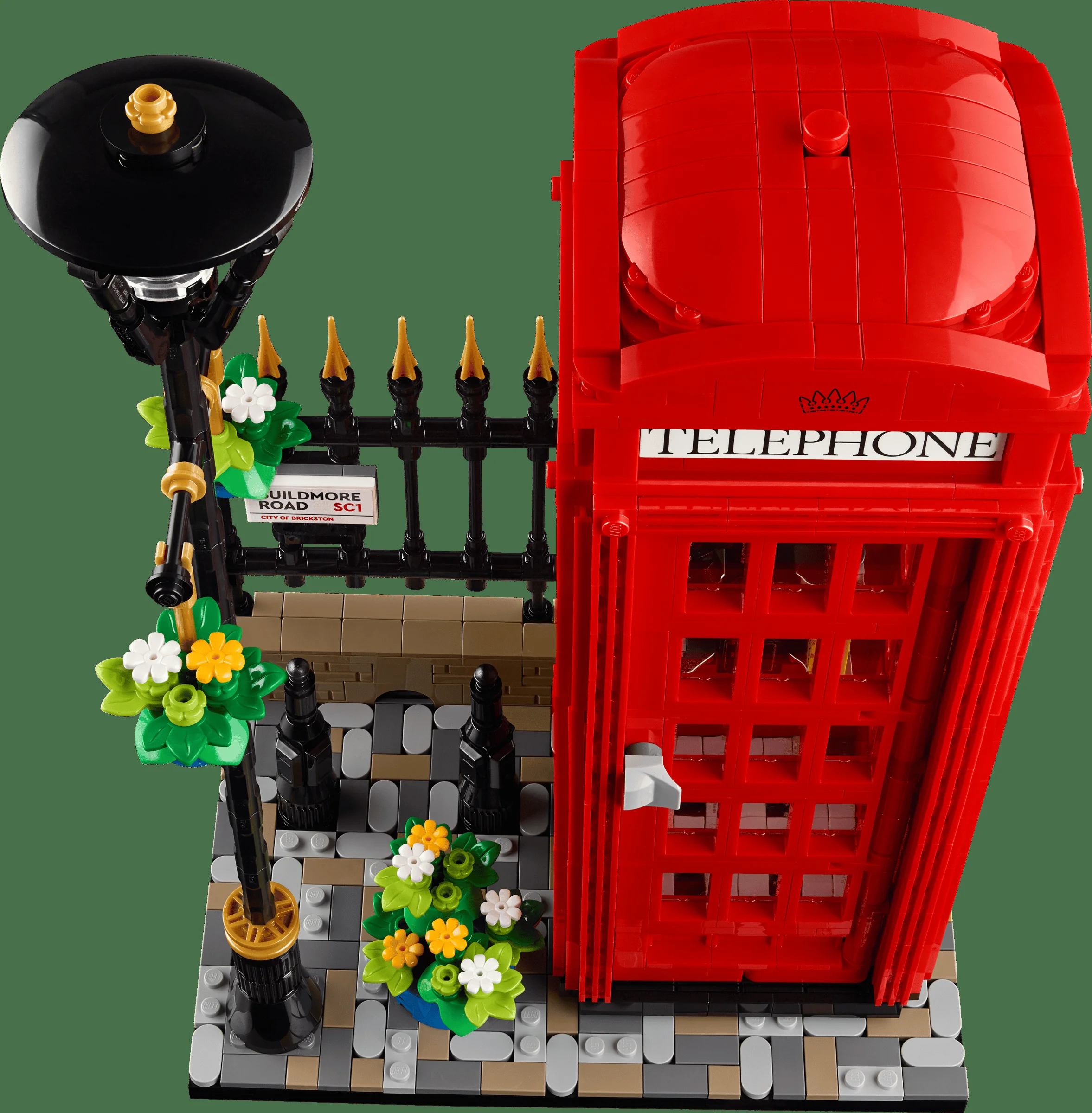Imagine cu detaliile cutiei telefonice roșii LEGO 21347, cu stâlp de iluminat și flori. Accente britanice șic.