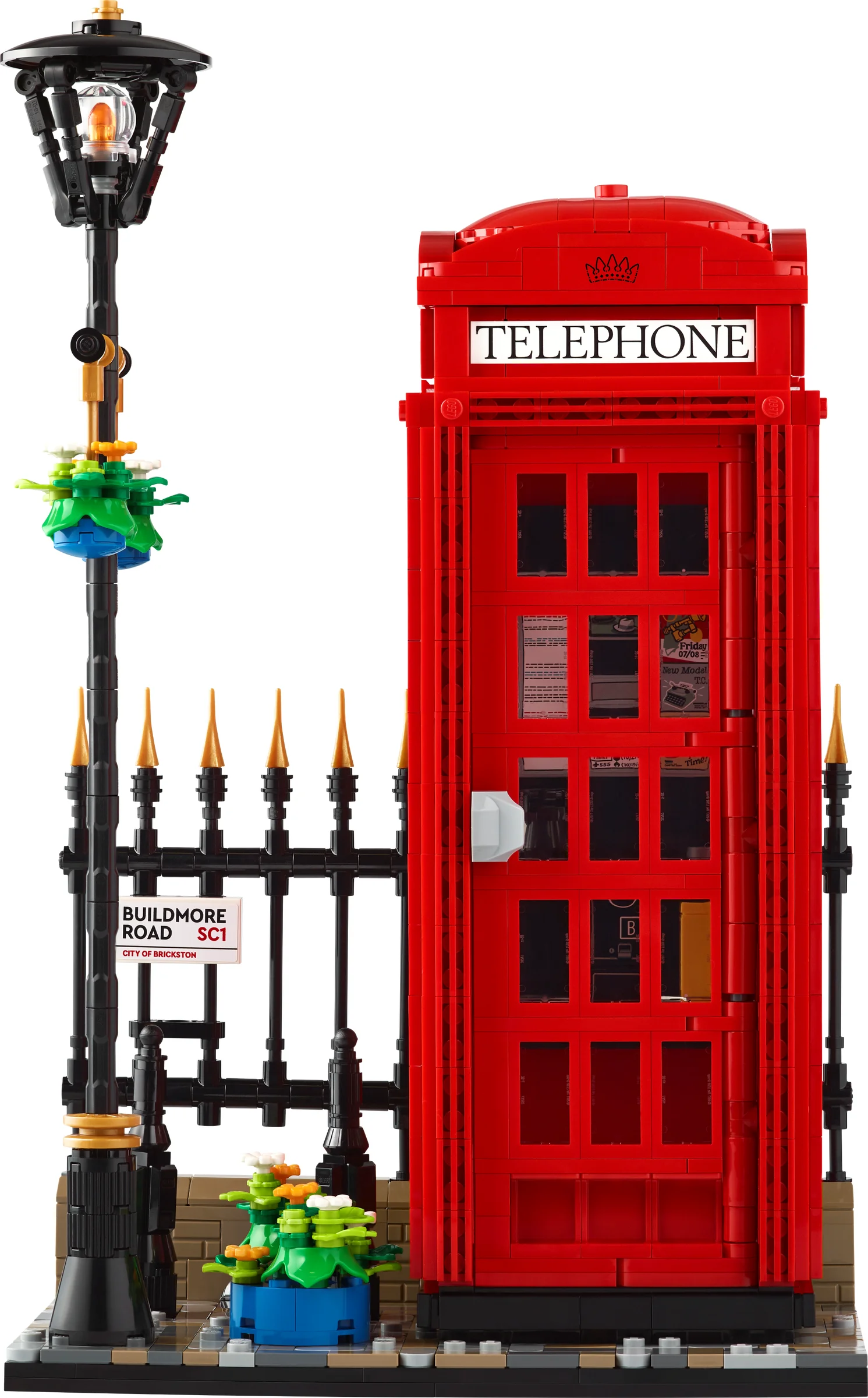 Imagine cu modelul LEGO complet al cabinei telefonice roșii londoneze și stâlpul de iluminat.
