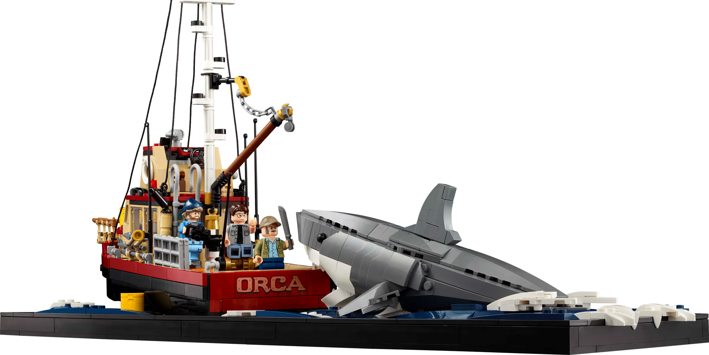 O imagine detaliată cu setul LEGO Jaws, cu Orca și mini-figurinele personajelor principale.
