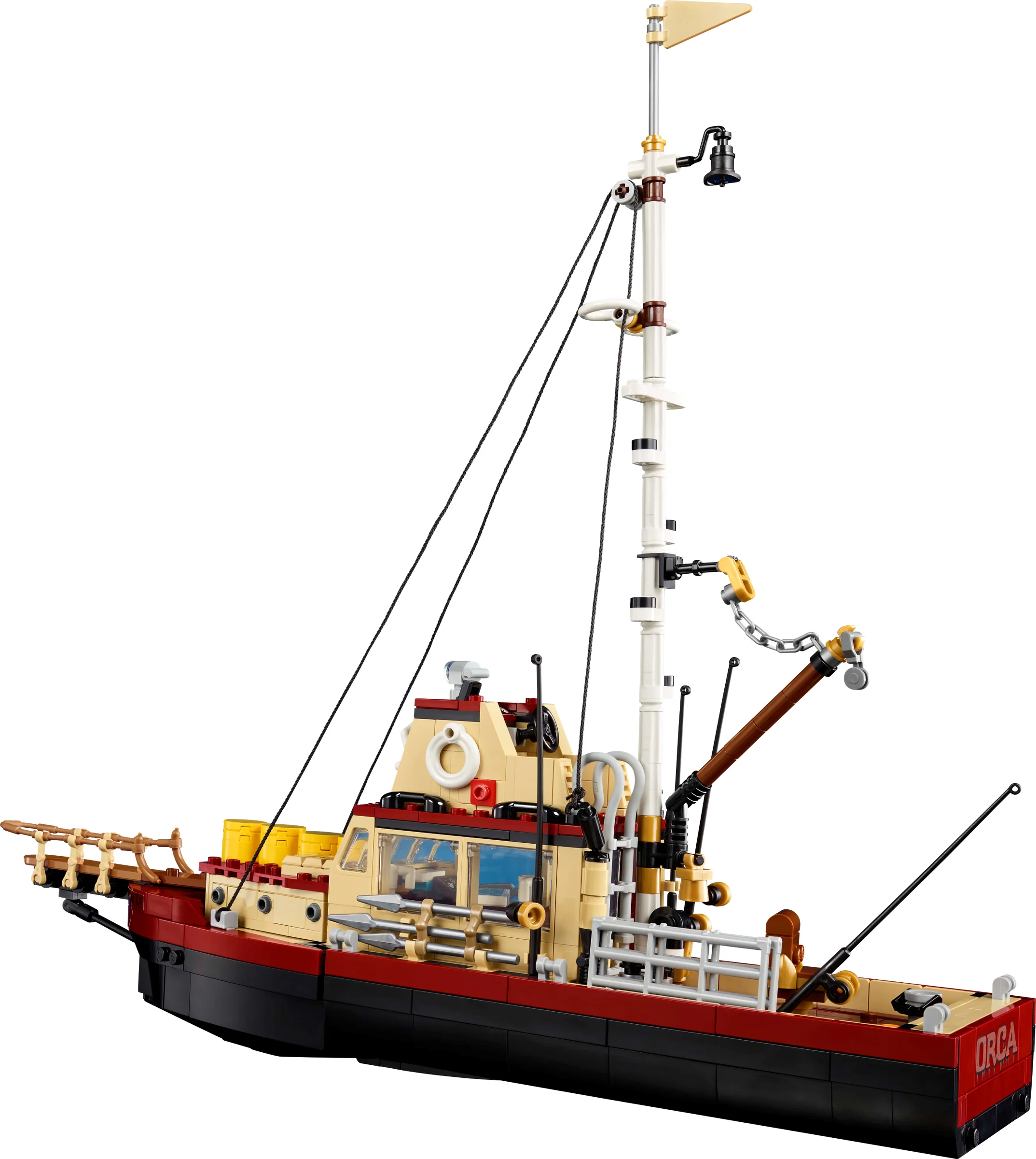 Modelul LEGO al bărcii Orca din Jaws, detaliat și realist.