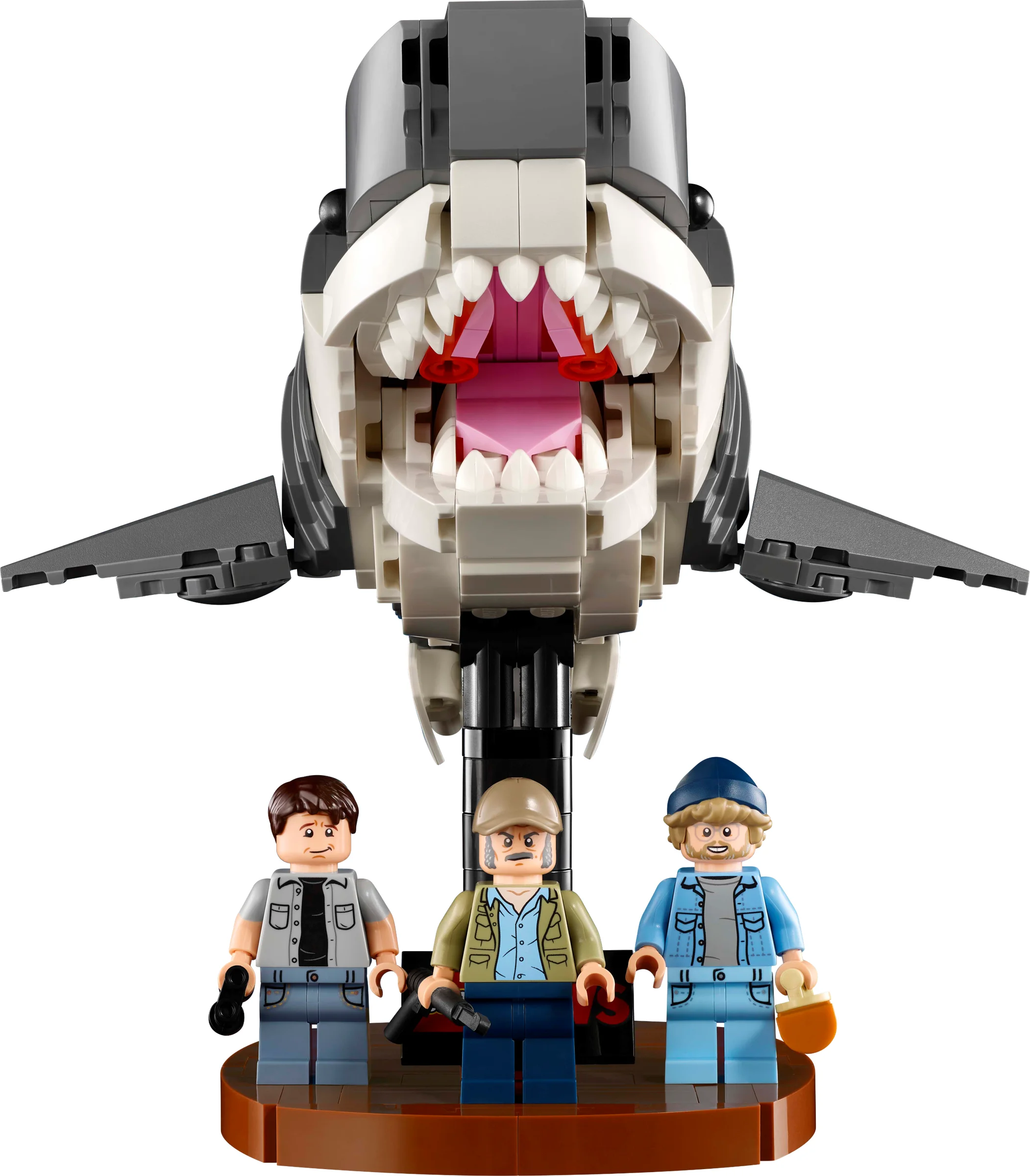 Imagine cu modelul LEGO Jaws 21350, cu rechinul și cele trei minifigurine principale.