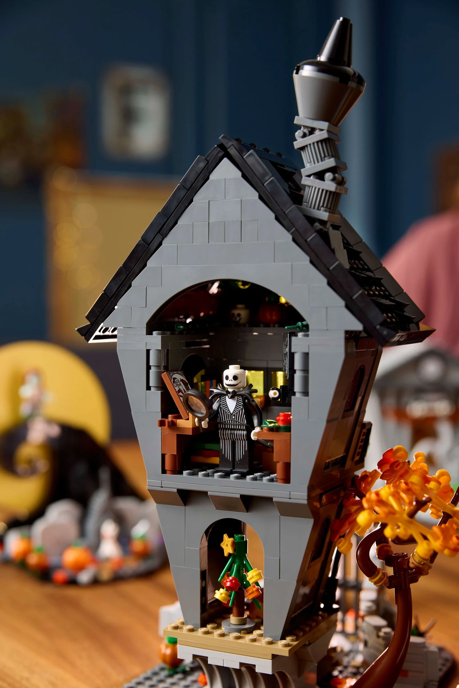 Imagine detaliată a casei lui Jack Skellington din LEGO, cu Jack în interior.