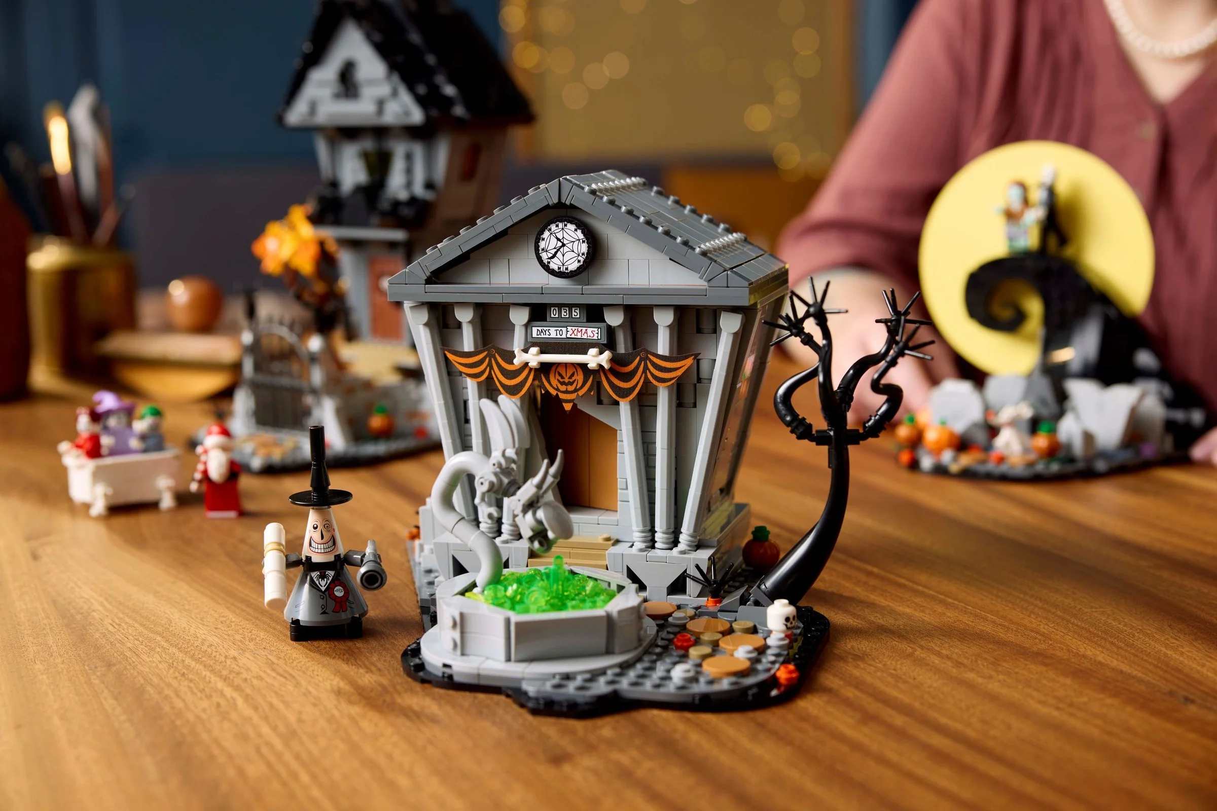 Imagine cu diverse scene LEGO din „Coșmarul dinaintea Crăciunului”, detaliate și expresive.