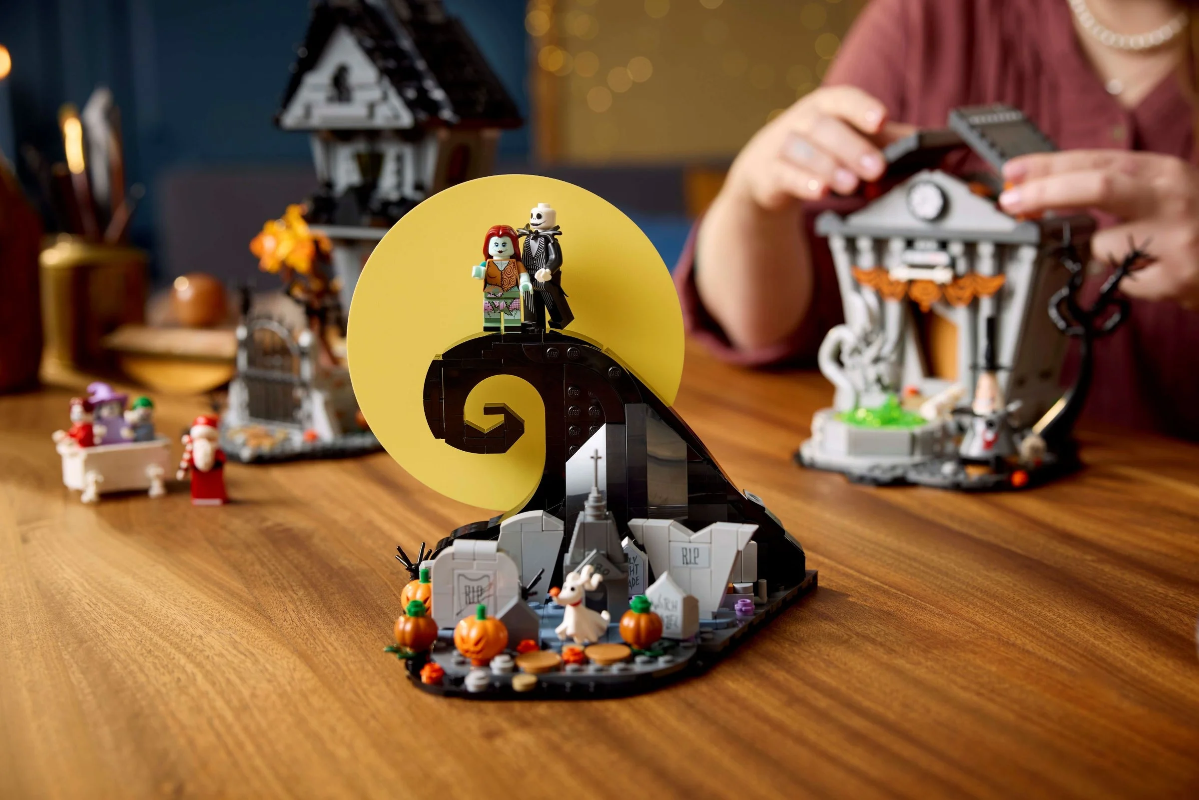 Prezentare LEGO Nightmare Before Christmas cu mini-figurine și detalii construite.