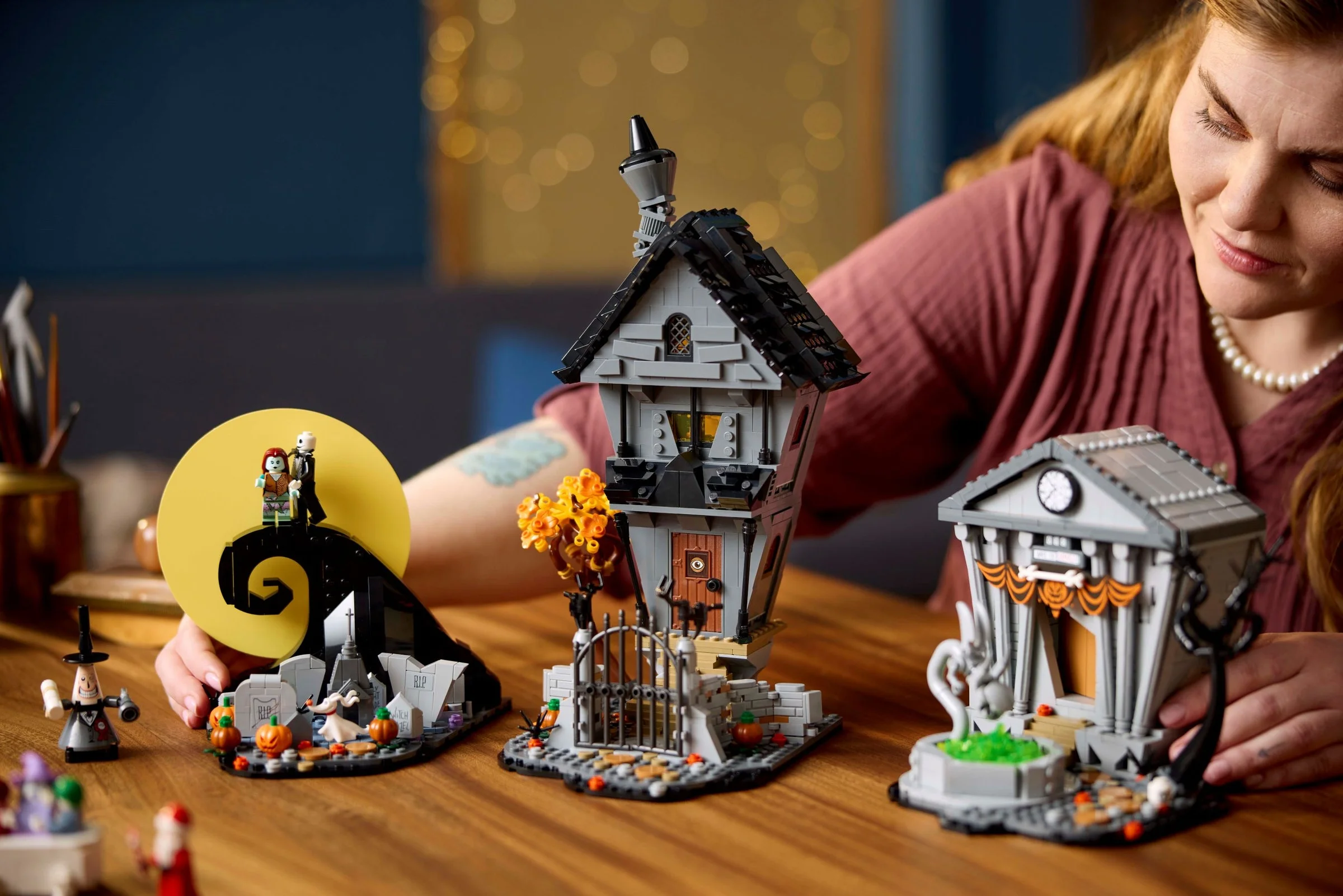 Prezentare a setului LEGO 21351 cu decoruri și minifigurine Nightmare Before Christmas.