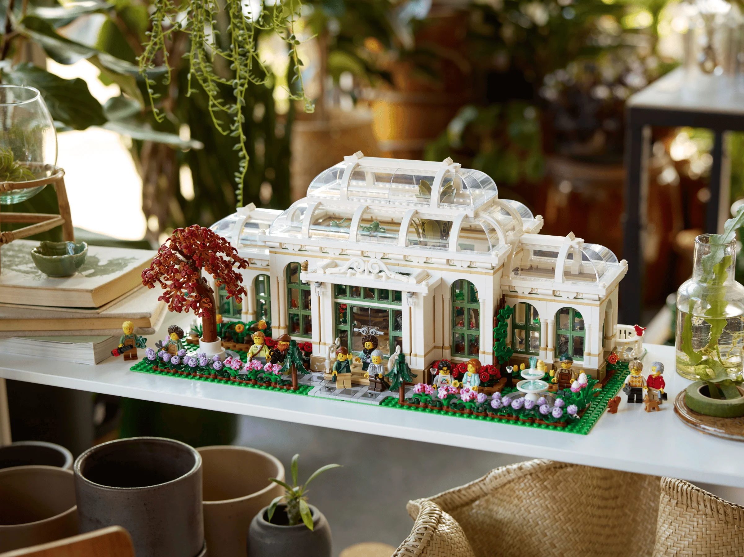 O imagine detaliată a setului LEGO 21353 Grădina Botanică, prezentând modelul construit și minifigurinele.