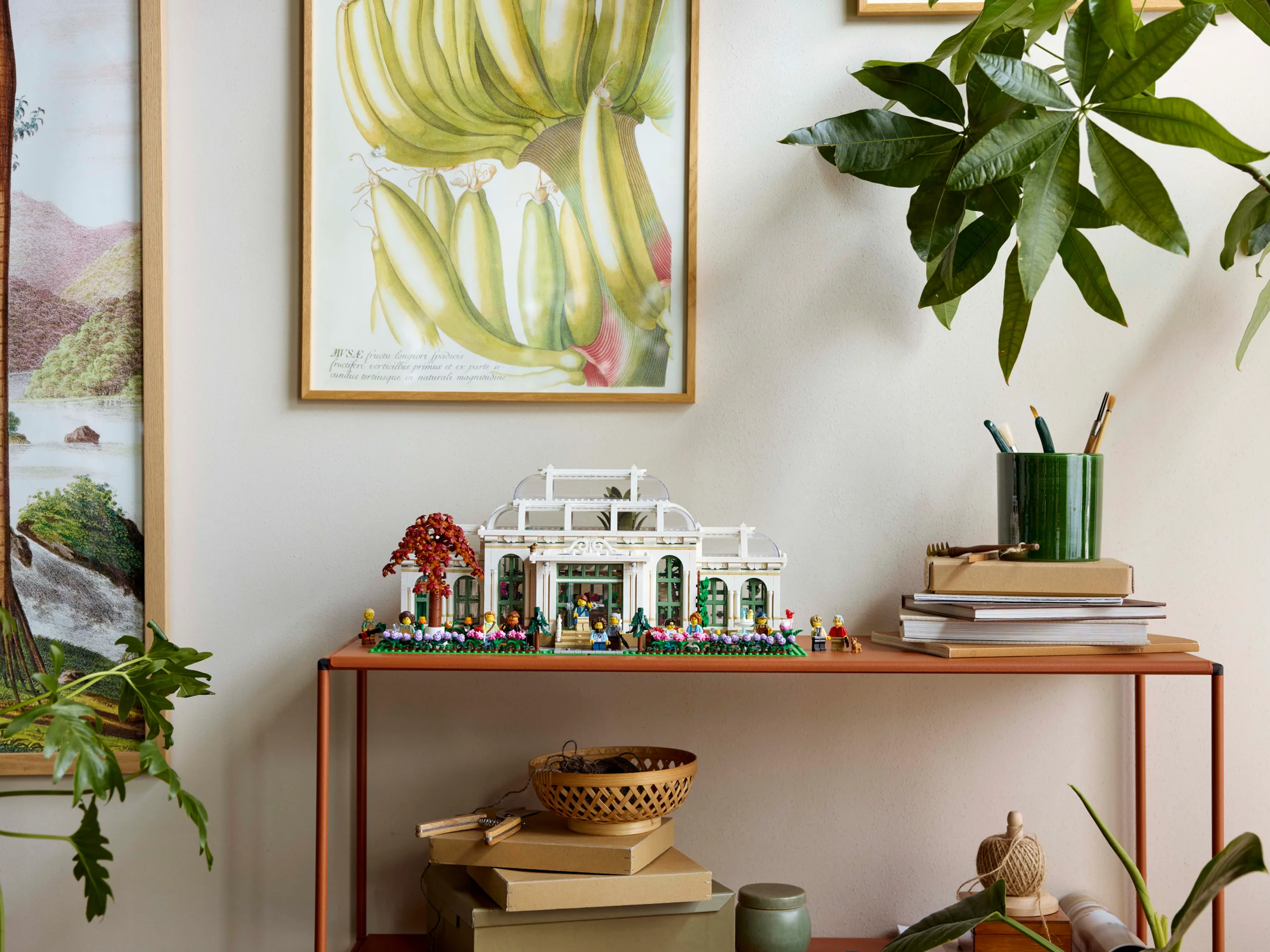 Grădina Botanică LEGO Ideas 21353, o seră detaliată cu minifigurine, expusă pe o etajeră.