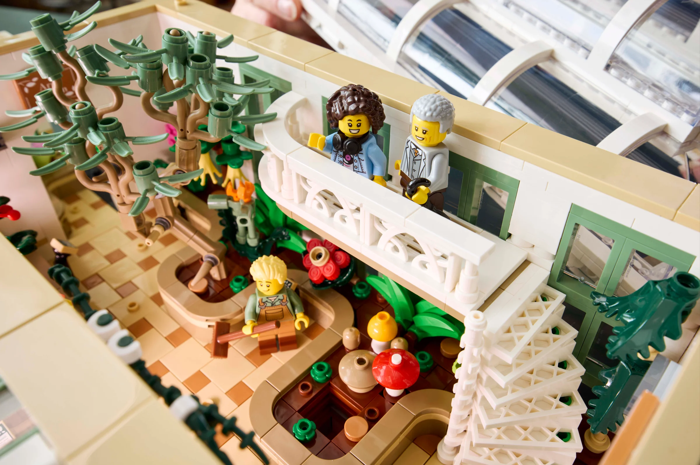 Grădina Botanică LEGO 21353, cu minifigurine și detalii ale plantelor și arhitecturii.