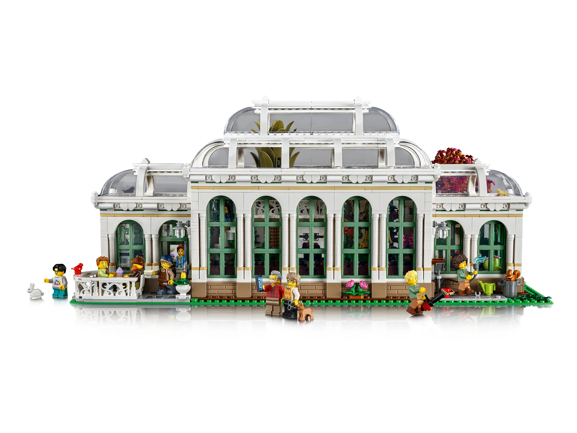 O imagine a setului LEGO 21353, Grădina Botanică, cu minifigurine. Grădina are multe plante.