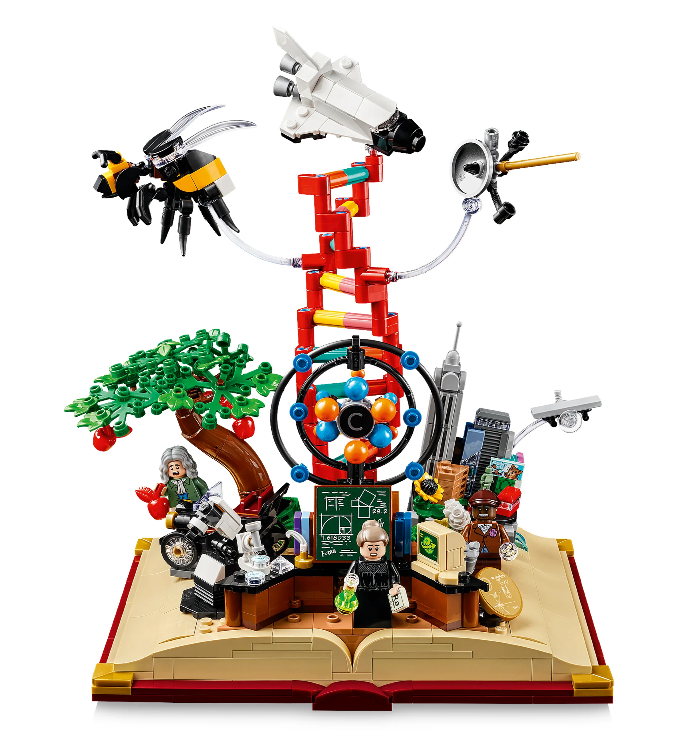 Imagine a setului LEGO Ideas 21355, „Evoluția STEM”, cu minifigurine și elemente reprezentând progresul științei.
