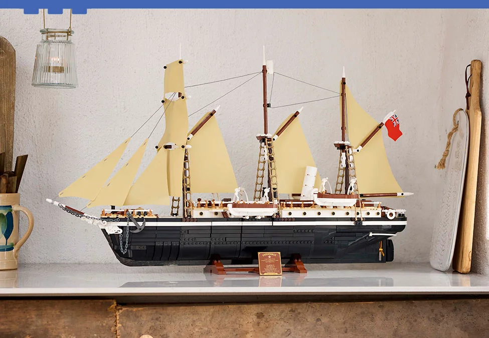 Imagine cu modelul LEGO 21356, un vapor fluvial detaliat, expus într-un cadru ambient.