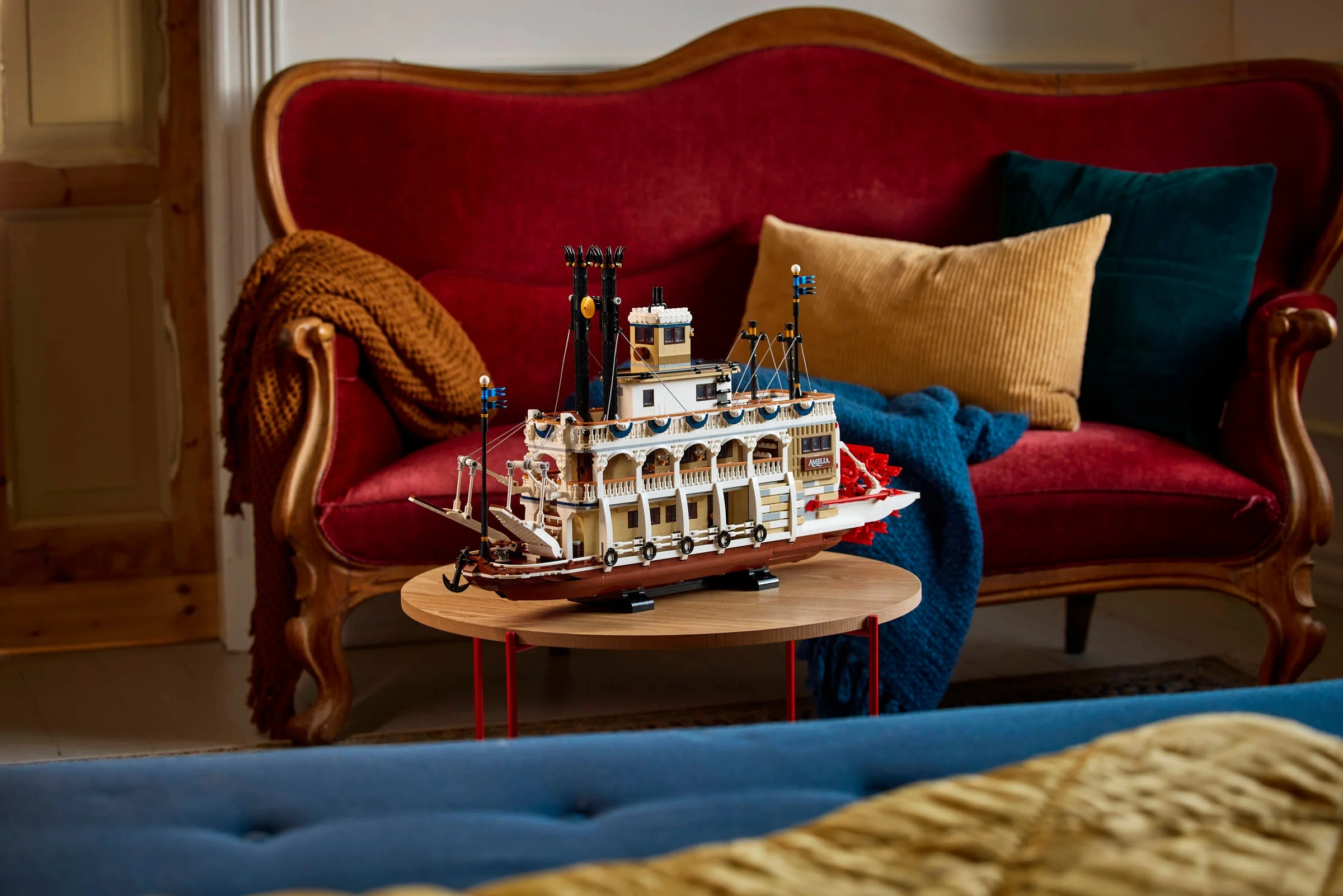 Vedere principală a pachebotului cu zbaturi LEGO 21356, așezat pe o măsuță rotundă într-un decor elegant.